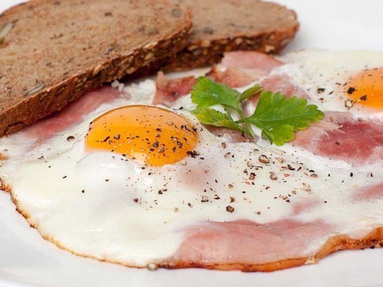 Flavorful Huevos Estrellados with Pampas Herbs