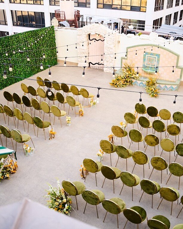 Amidst beautiful florals and green chairs to match, Erin and Evan said 'I do' with the city as their witness. A rooftop wedding ceremony at The Oviatt that's simply unforgettable. 💖 #TheOviatt #RooftopWedding #Greendesign #dtlawedding 

Planner/Desi