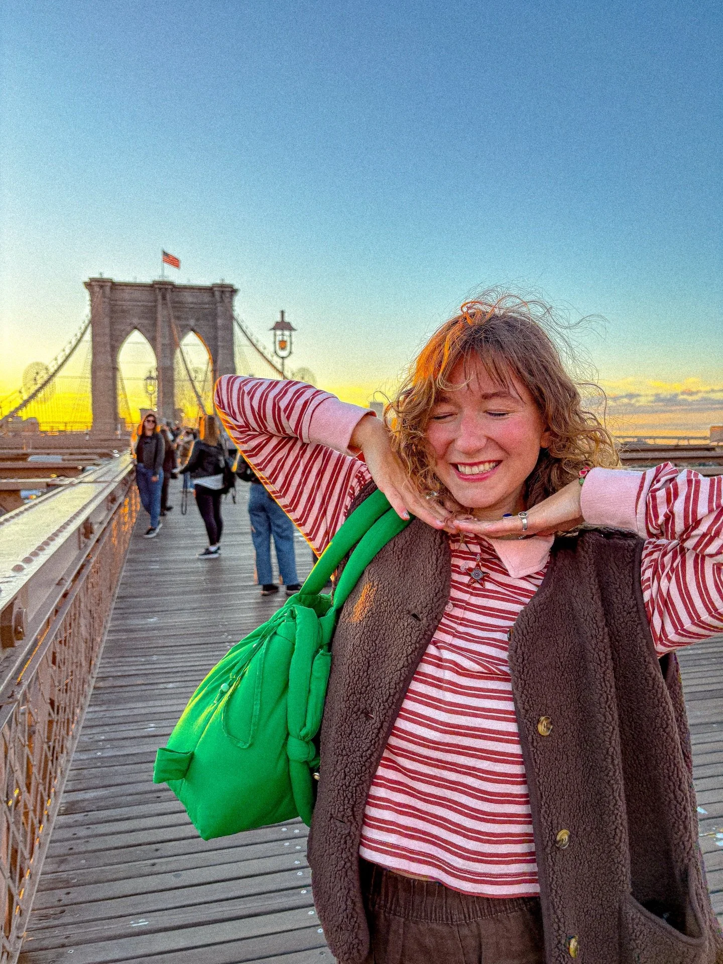 POV: Me being literal sunshine on Brooklyn Bridge ✨🧚🏼🌞 this sunrise must be one of my favourite moments of this year 🥹 but honestly, while writing this I can actually remember so many more moments that were so wholesome and suddenly I feel shower