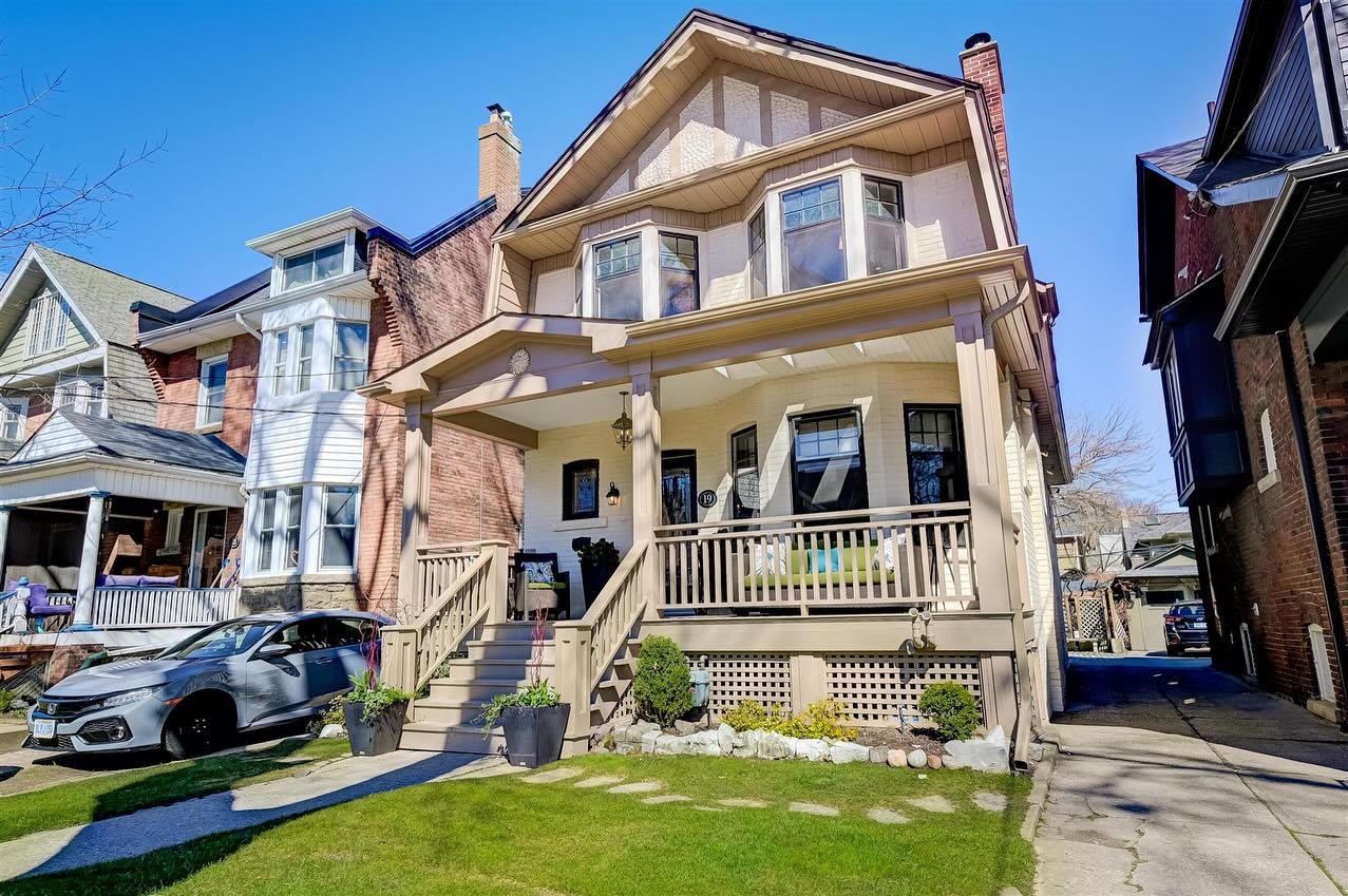 ✨New Listing✨ at 📍19 Playter Blvd
This elegant 4 bedroom family home is your opportunity to live on one of East Toronto&rsquo;s most desired streets! 🏡 Tasteful design features include:

✅ A spacious dining room with a stunning coffered ceiling &am