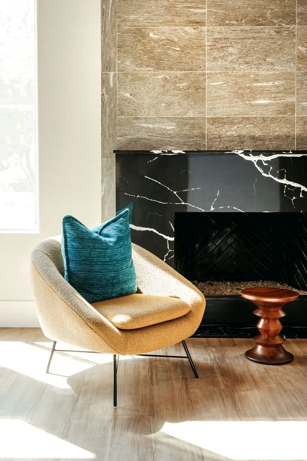 The Franklin Peoria AZ multifamily clubhouse - marble fireplace with modern cozy lounge seating