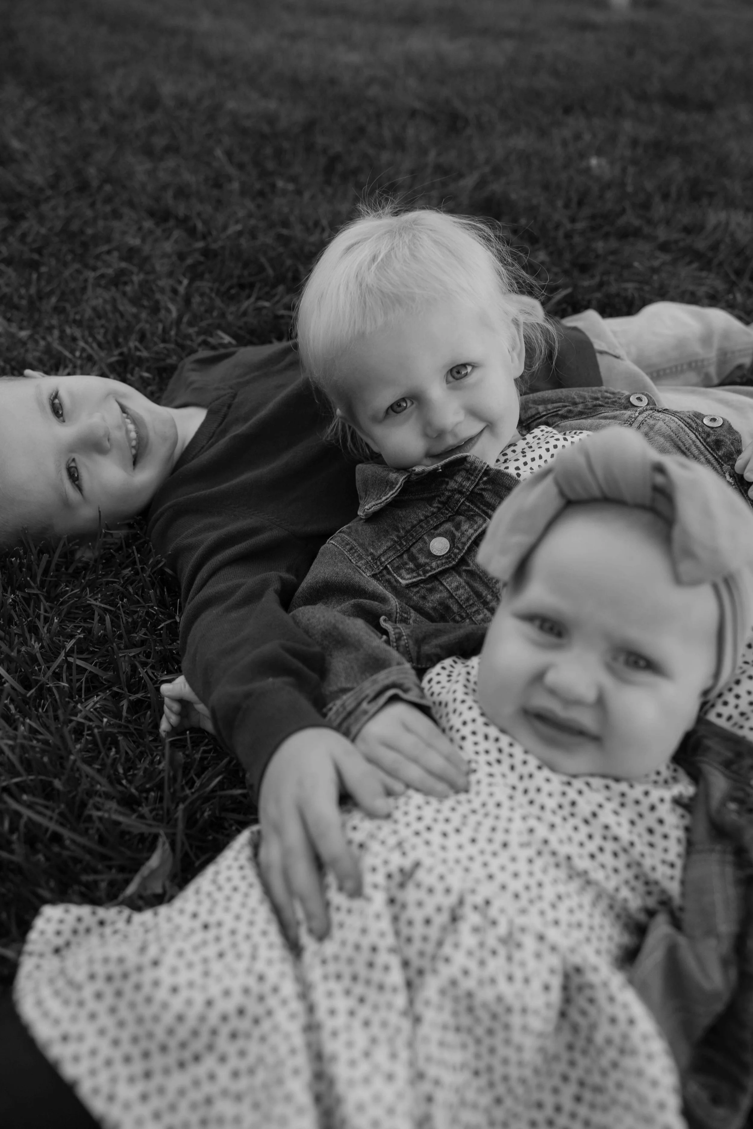 Siblings during family pictures at Tuthill park in central Sioux Falls. Photographed by Jenna Heckel Photography.
