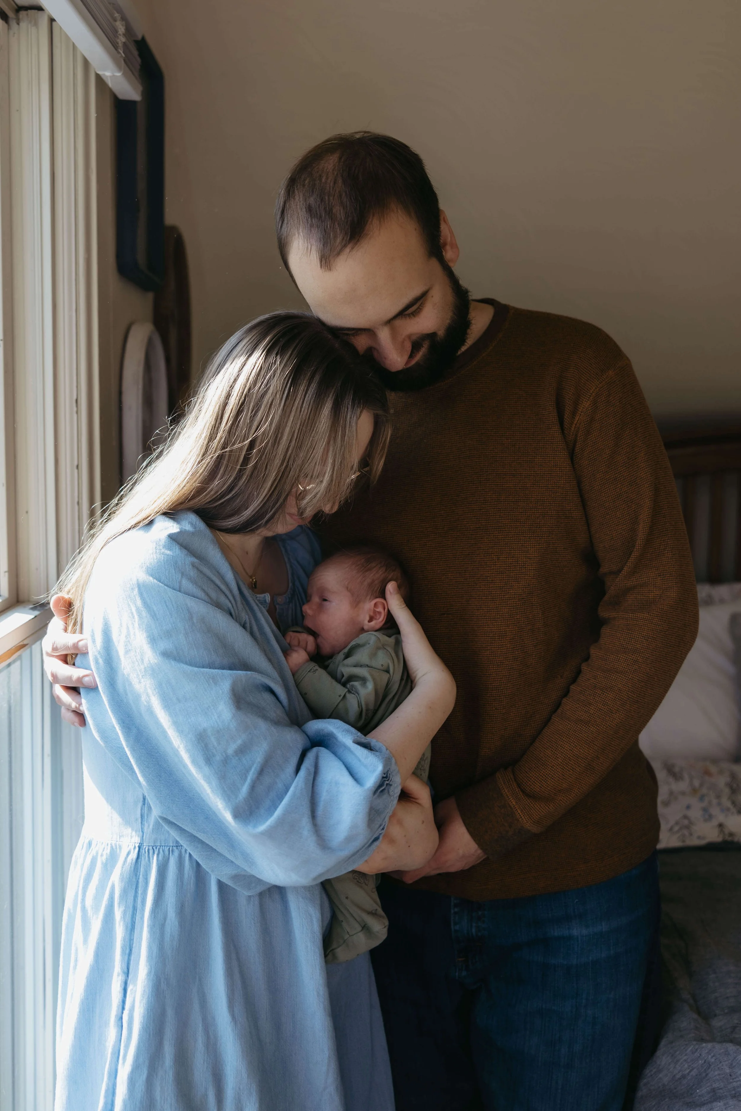 Newborn baby at in home family newborn session near Sioux Falls, South Dakota. Photographed by Jenna Heckel Photography. 