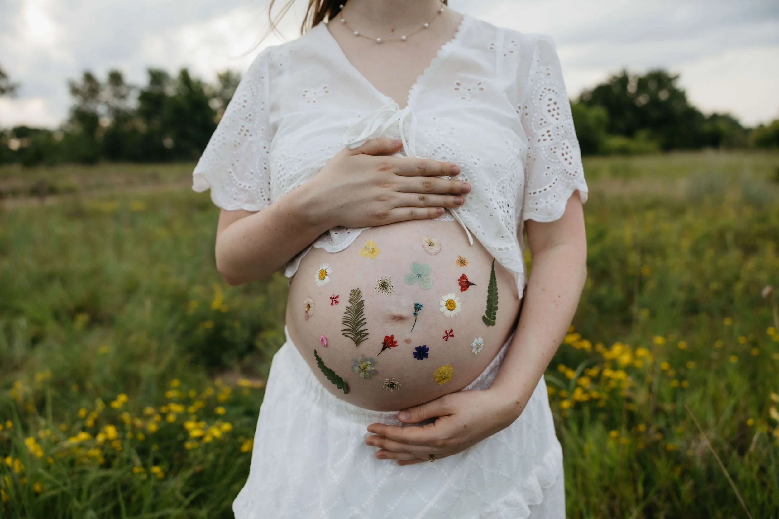 Mother doing maternity photos at Mary Jo Wegner near Sioux Falls, South Dakota. Photographed by Jenna Heckel Photography.