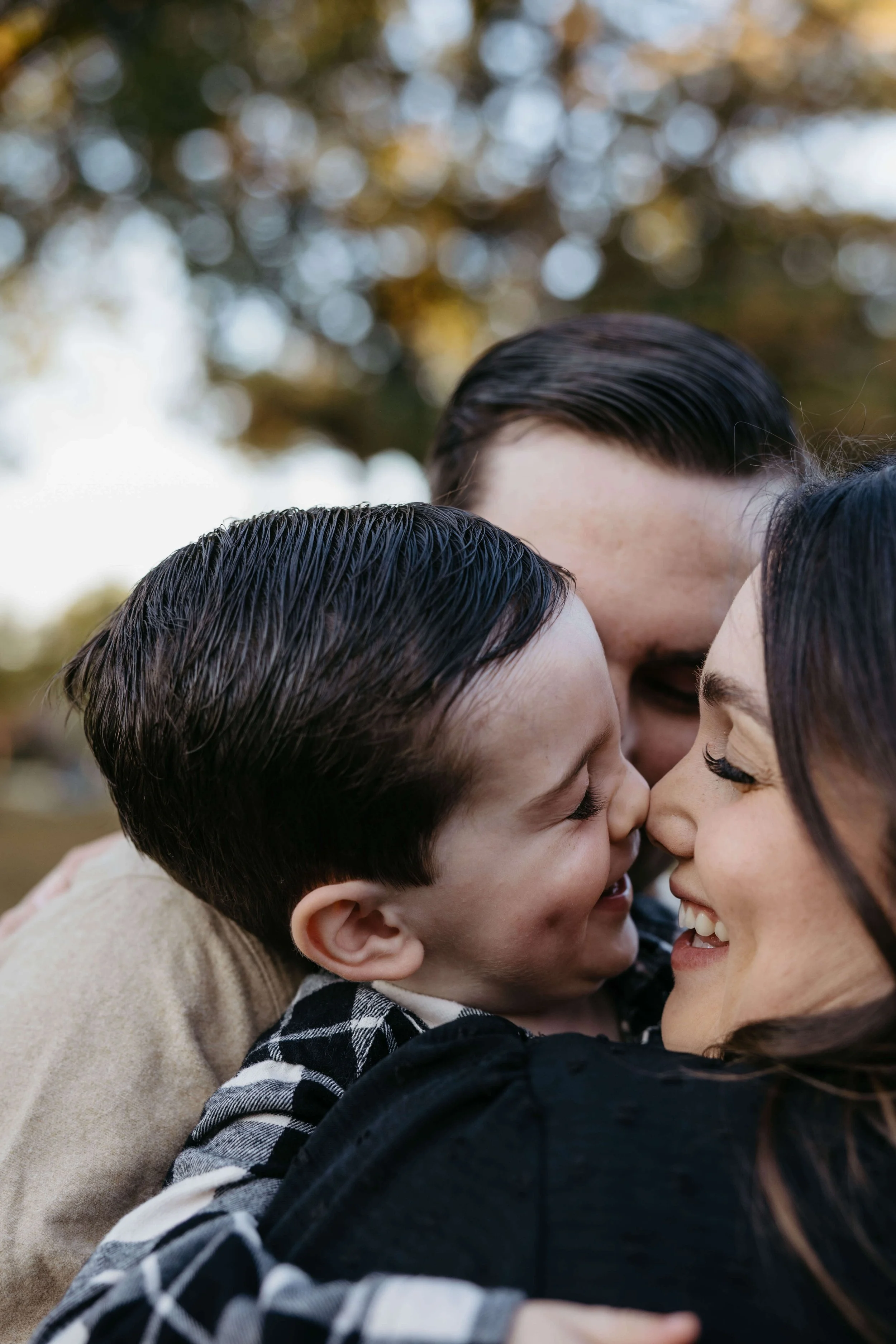 Family doing summer family photos at Upper Tuthill park in central Sioux Falls, South Dakota in the summer time. Photographed by Jenna Heckel Photography.
