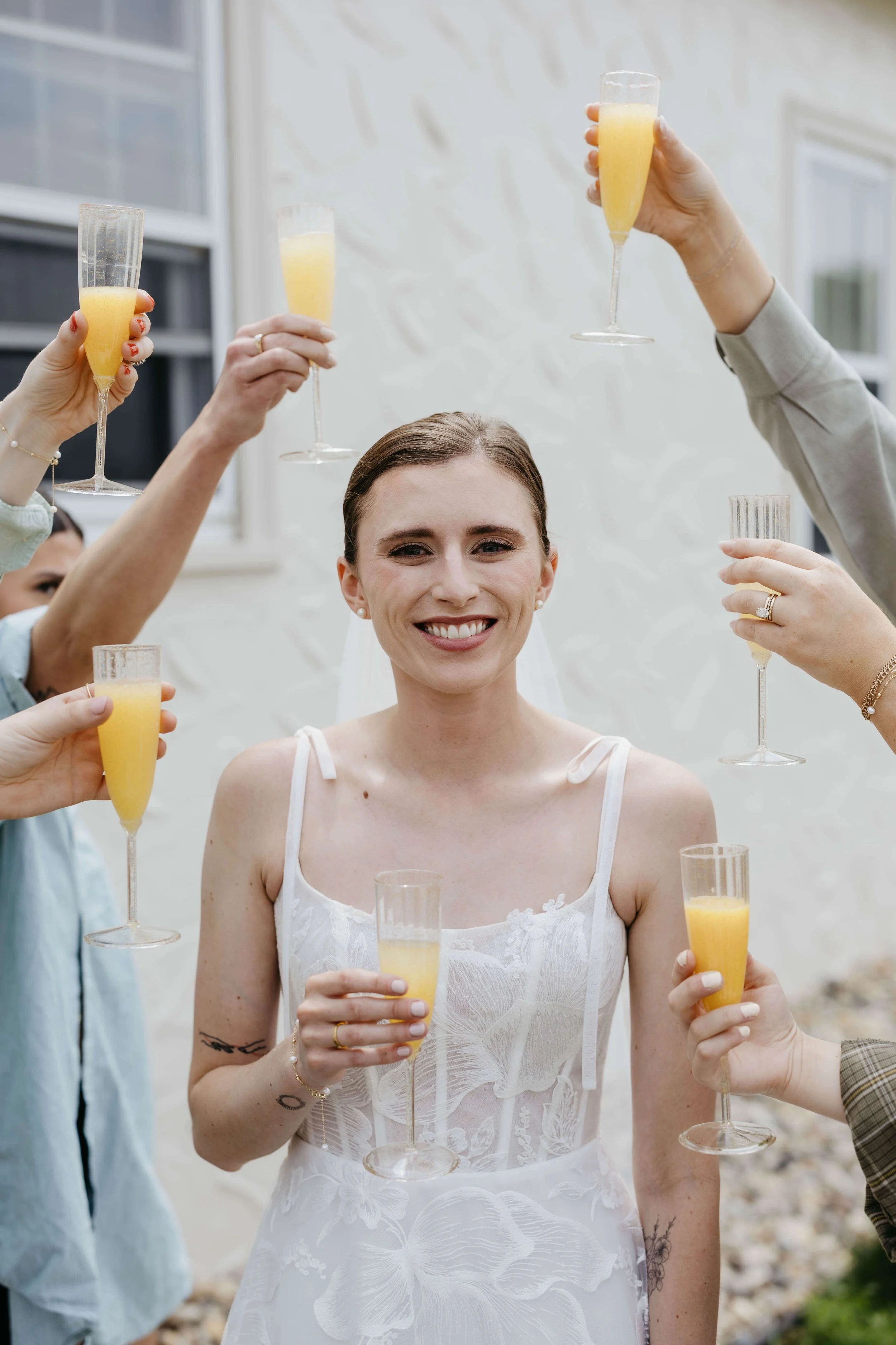A Sioux Falls bride getting ready for her wedding at McKennan park in Sioux Falls, photographed by Jenna Heckel Photography.