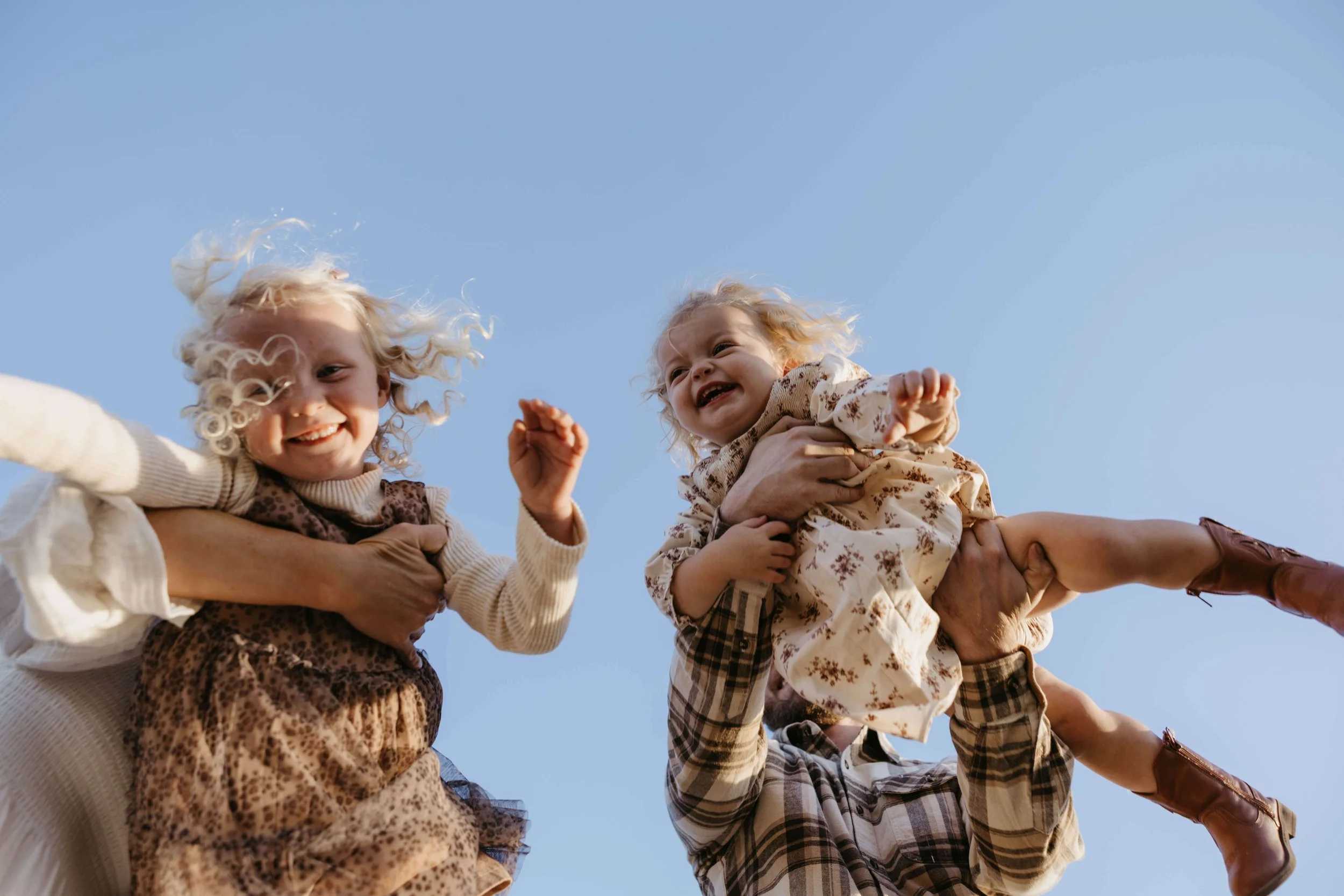 Parents with their kids during fall family photo session at Good Earth State Park photographed by Jenna Heckel Photography.