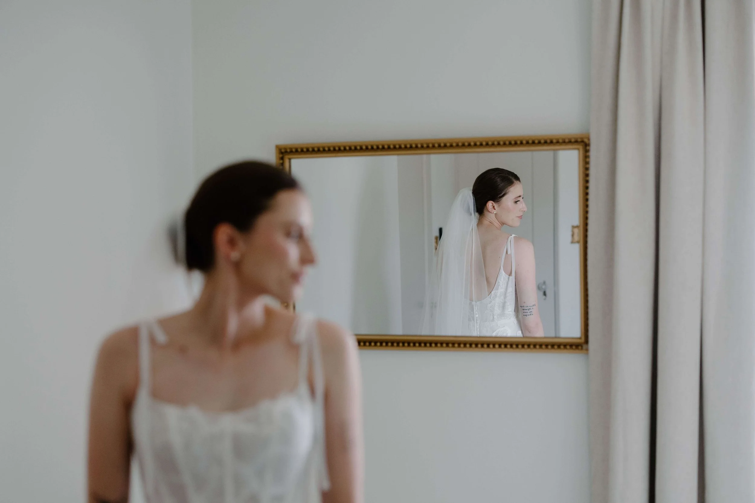 A Sioux Falls bride getting ready for her wedding at McKennan park in Sioux Falls, photographed by Jenna Heckel Photography.