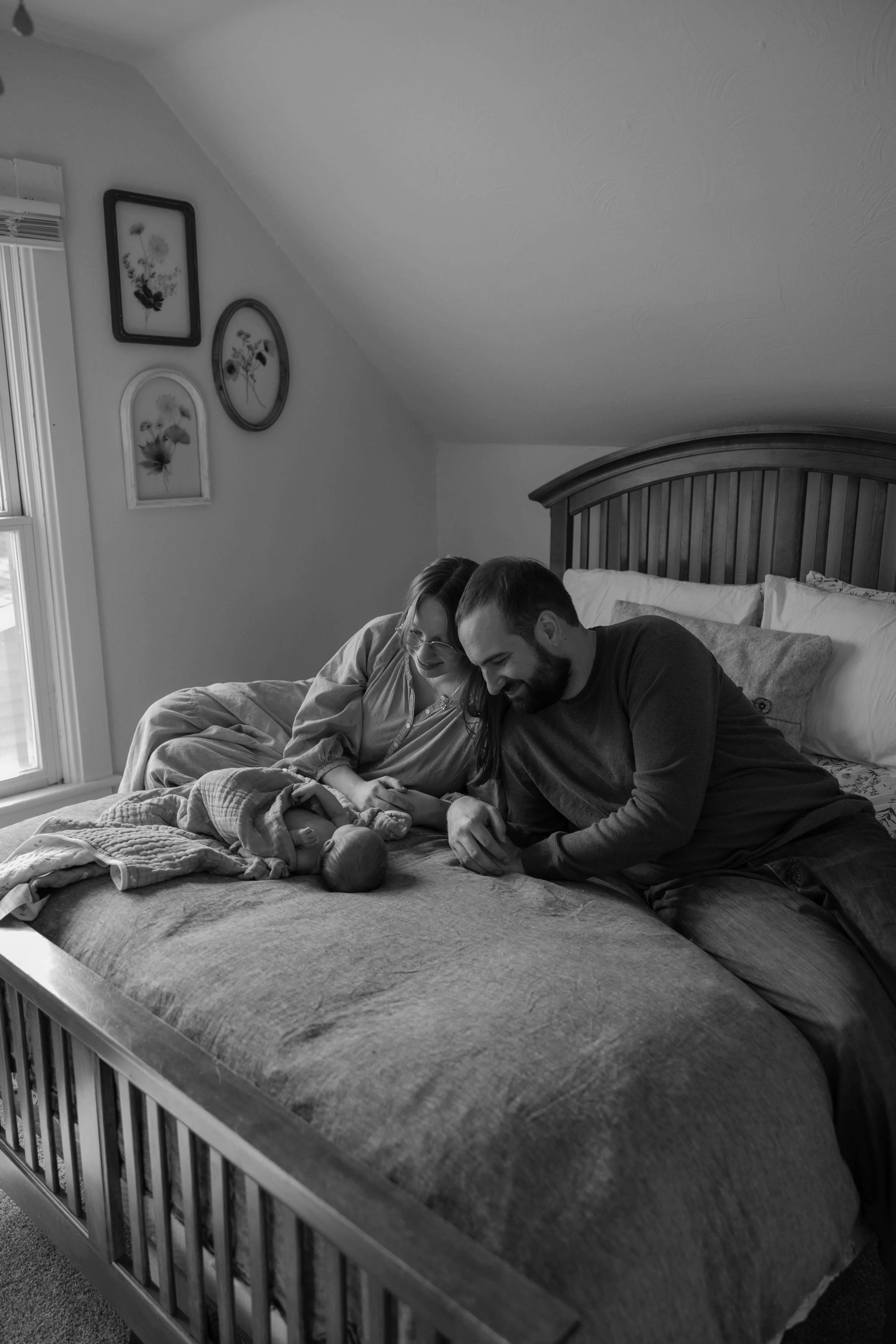 Lifestyle newborn baby at in home family newborn session near Sioux Falls, South Dakota. Photographed by Jenna Heckel Photography. 