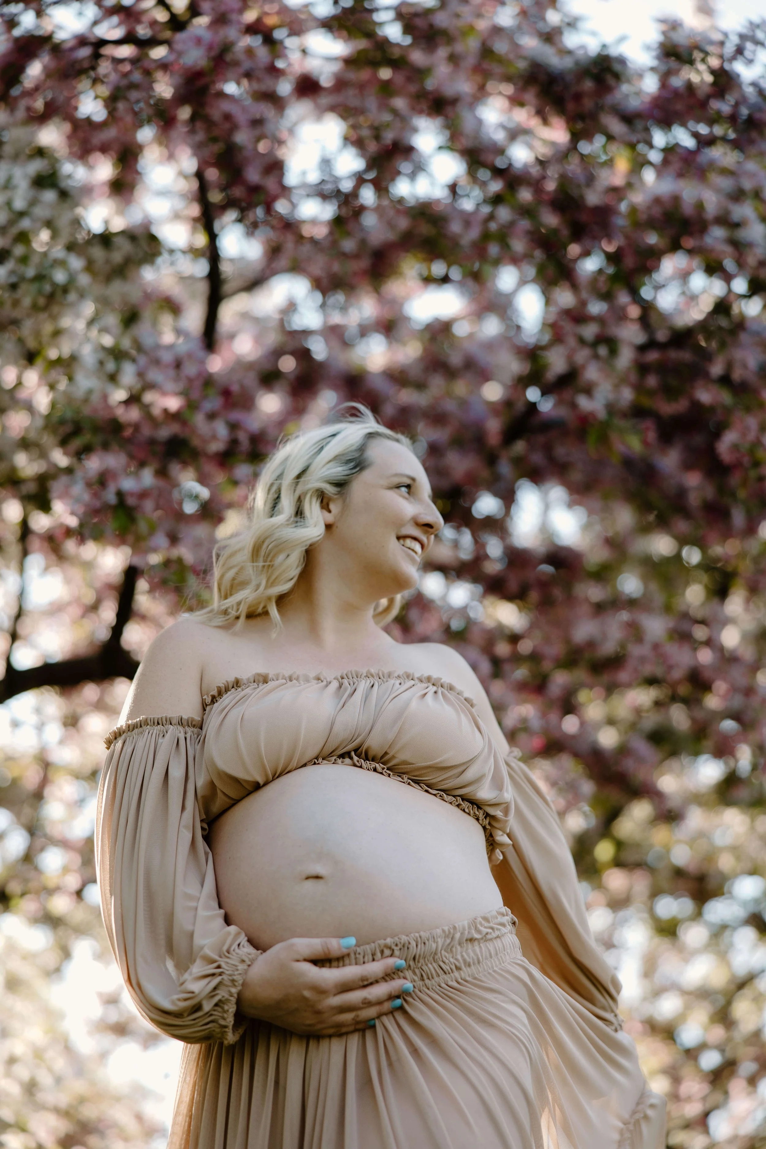 Mother doing maternity photos at McKennan park in central Sioux Falls, South Dakota. Photographed by Jenna Heckel Photography.