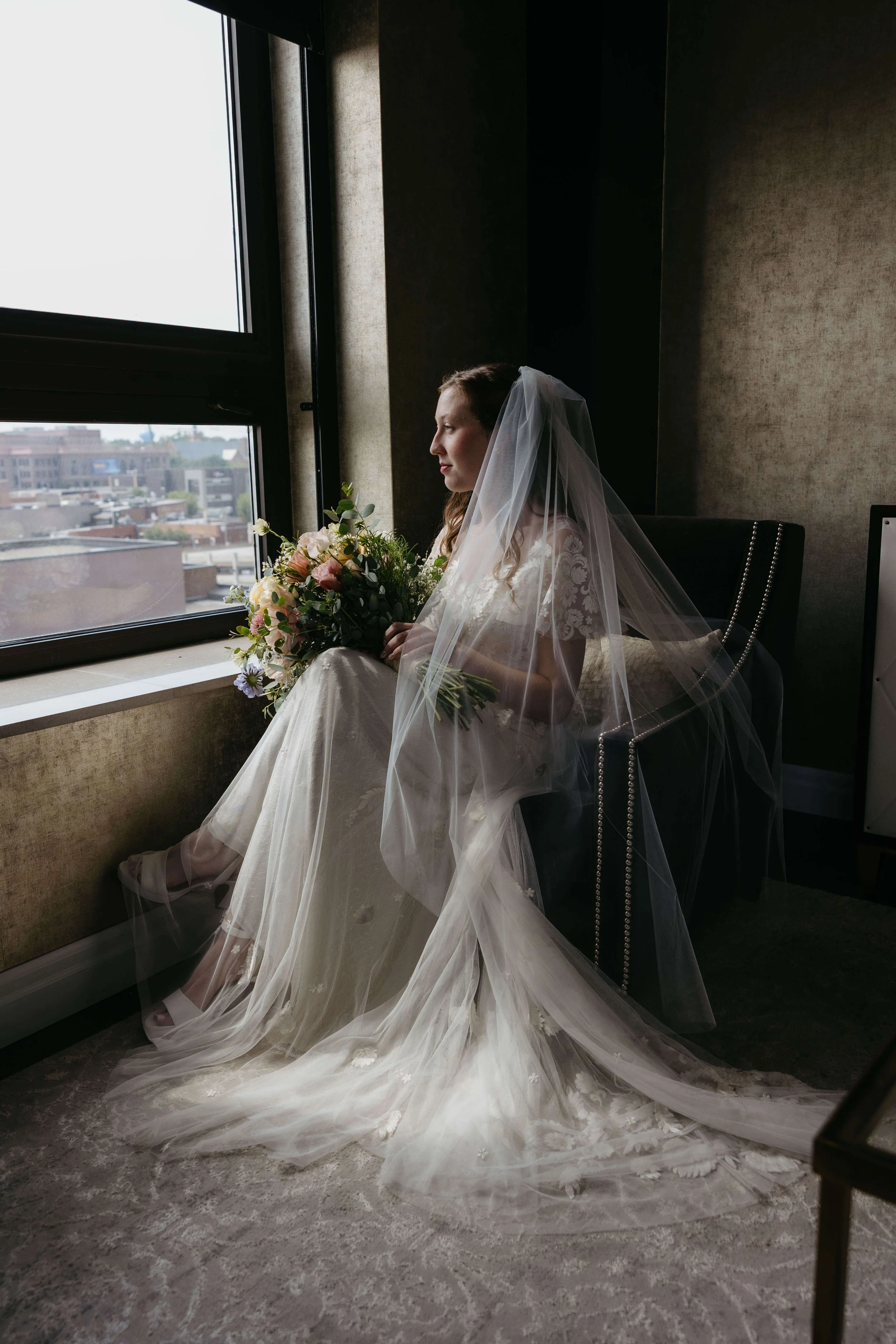Bride getting ready at the hotel on Phillips in downtown Sioux Falls photographed by Jenna Heckel Photography.