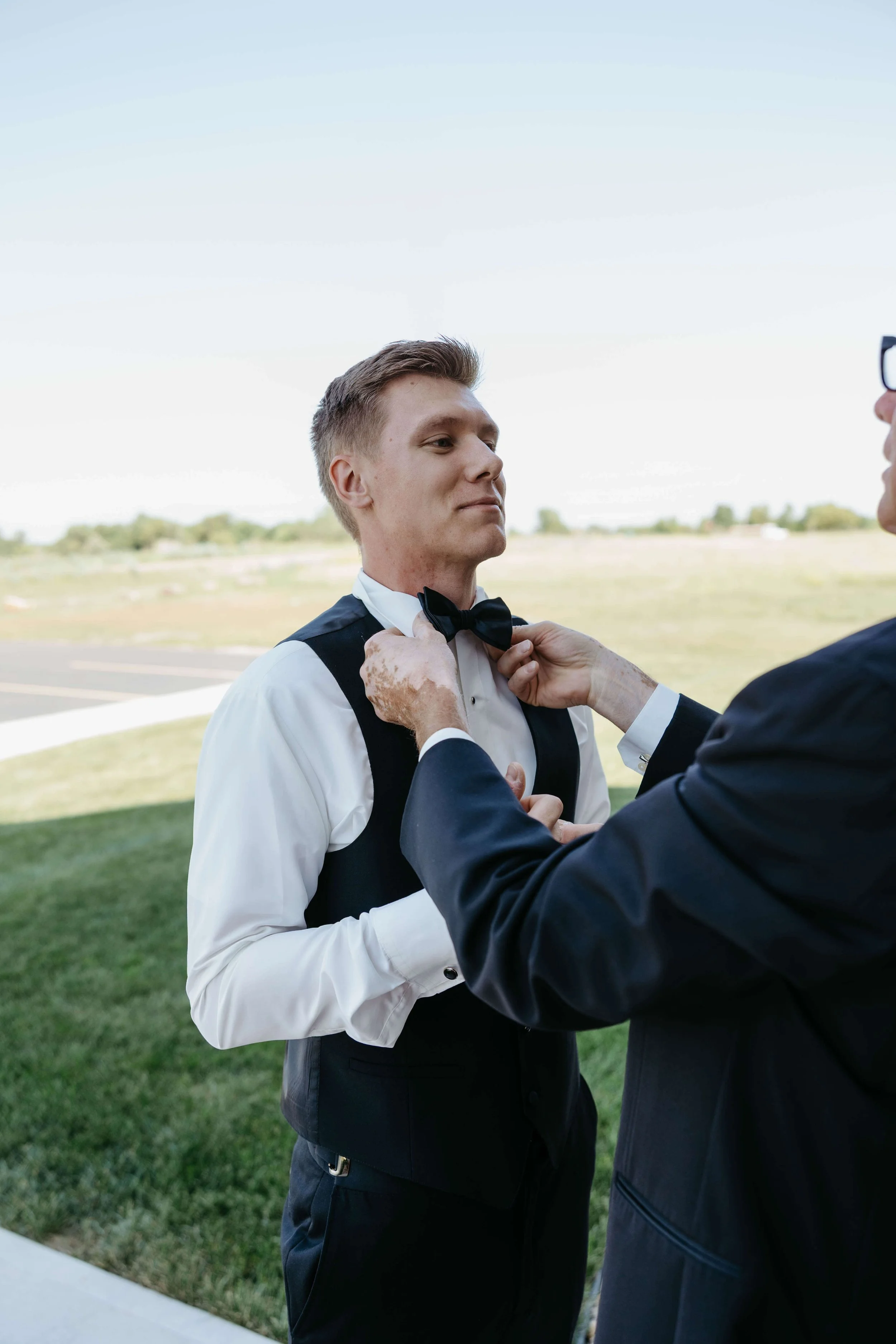 Groom getting ready at Riverview barn in Sioux Falls, photographed by Jenna Heckel Photography.