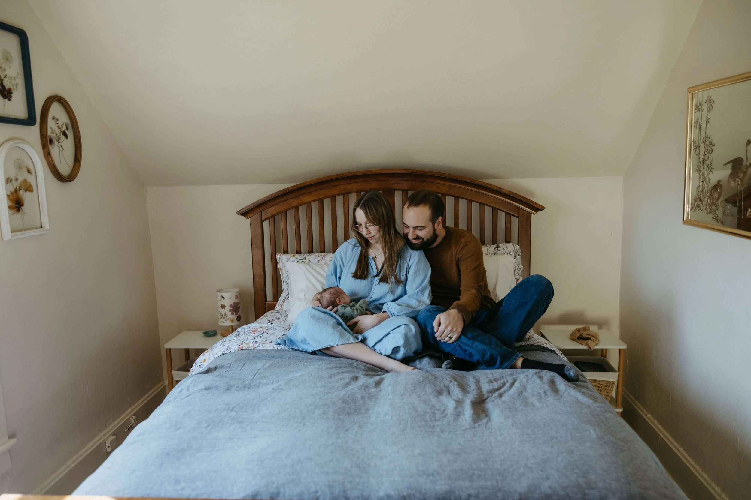 Lifestyle newborn baby at in home family newborn session near Sioux Falls, South Dakota. Photographed by Jenna Heckel Photography. 