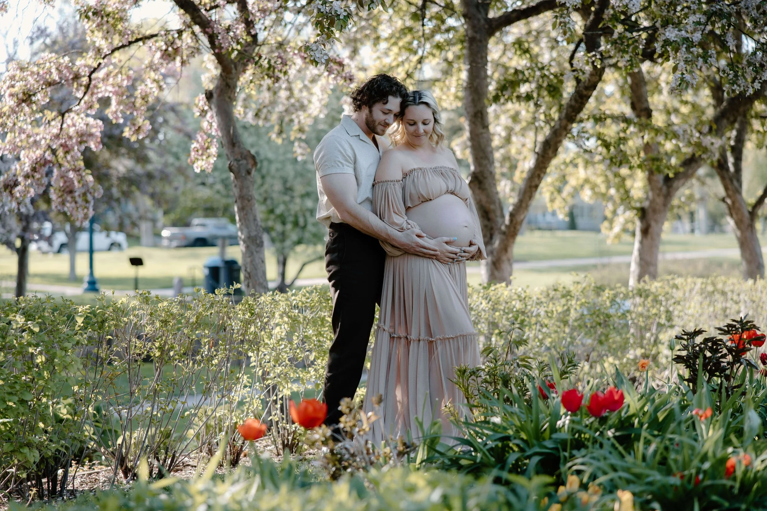Couple doing maternity photos at McKennan park in central Sioux Falls, South Dakota. Photographed by Jenna Heckel Photography.