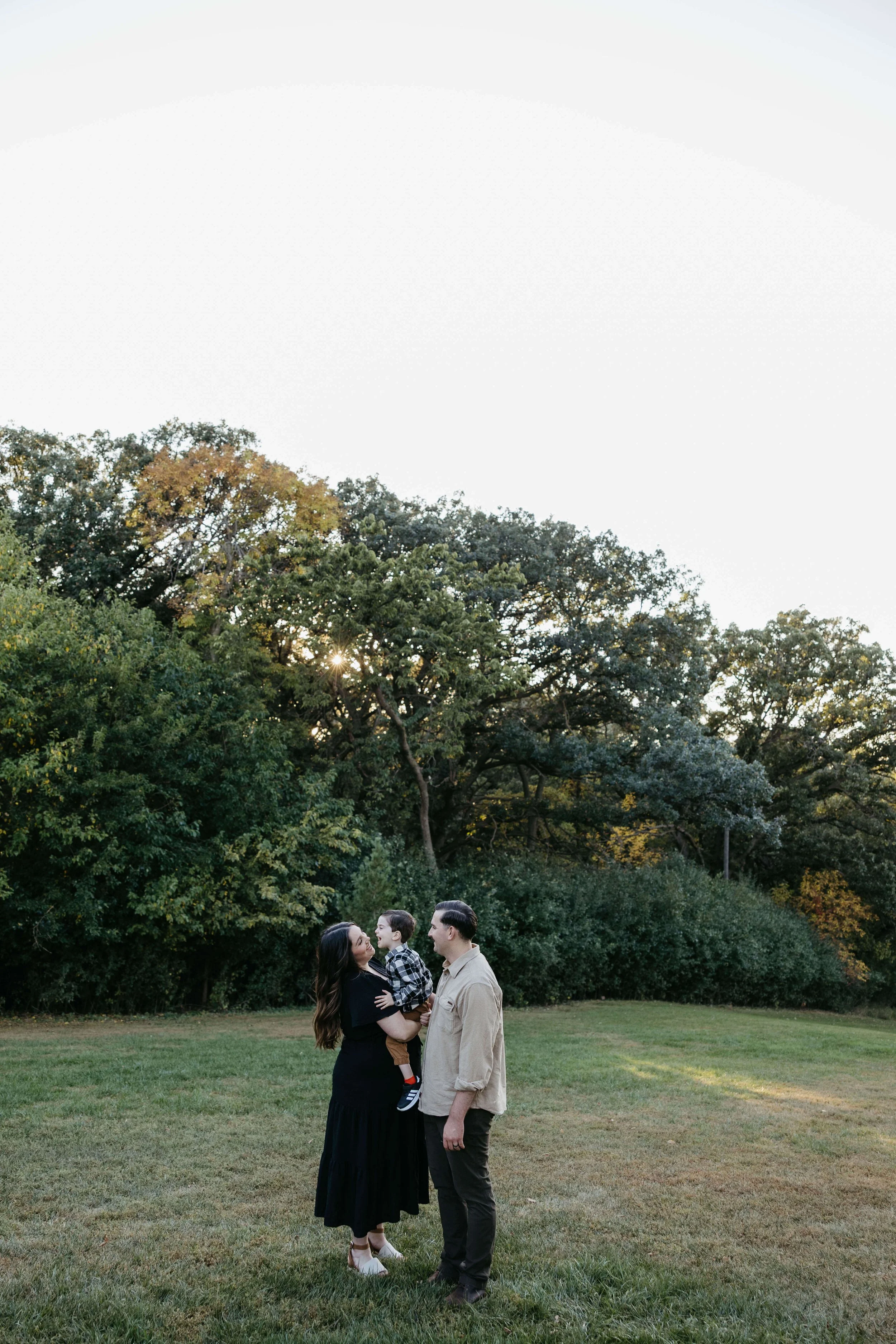Family doing summer family photos at Upper Tuthill park in central Sioux Falls, South Dakota in the summer time. Photographed by Jenna Heckel Photography.