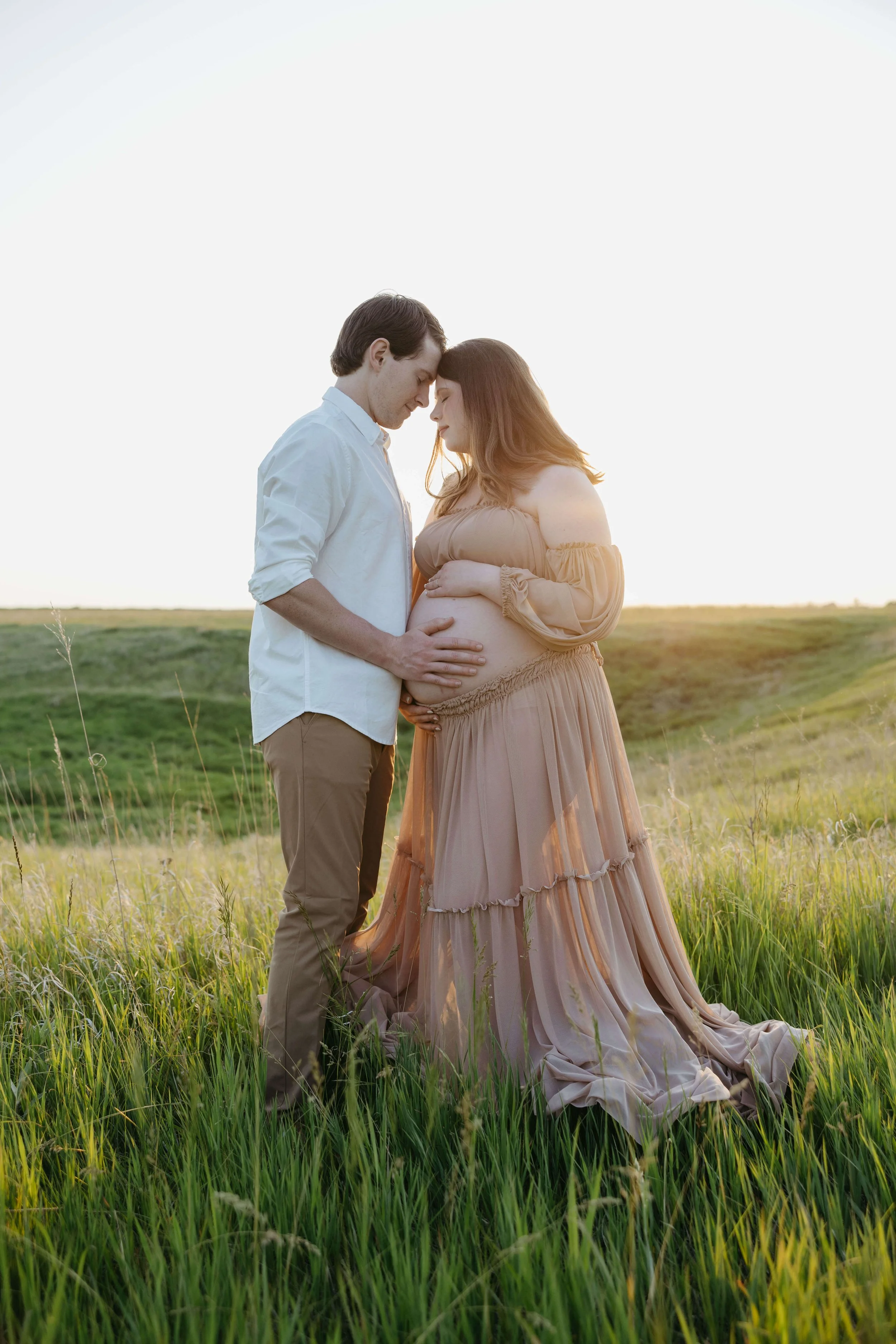Couple doing maternity photos at Good Earth State Park near Sioux Falls, South Dakota. Photographed by Jenna Heckel Photography.