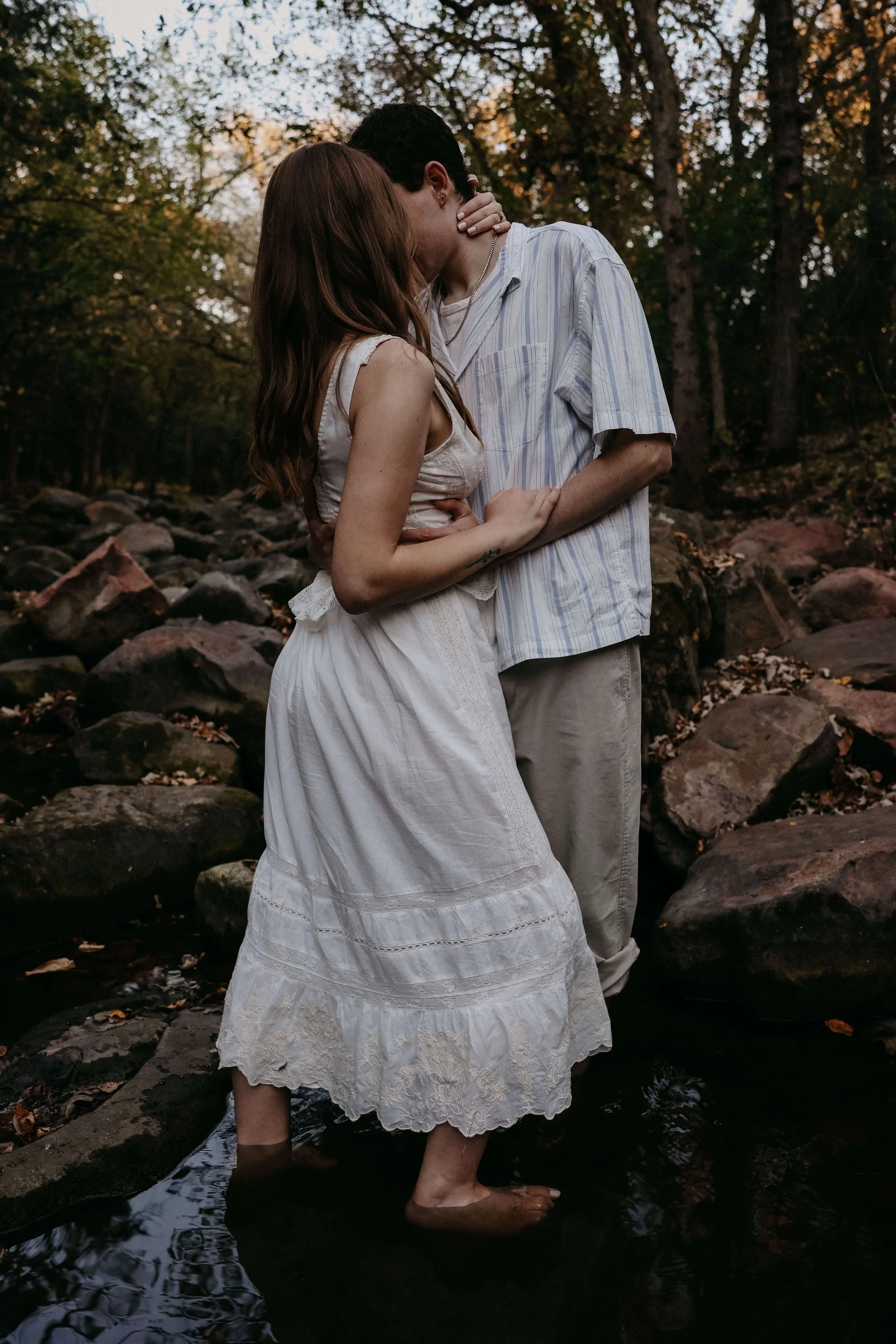 Woodsy vibey engagement session at Devils Gulch near Sioux Falls with Jenna Heckel Photography.