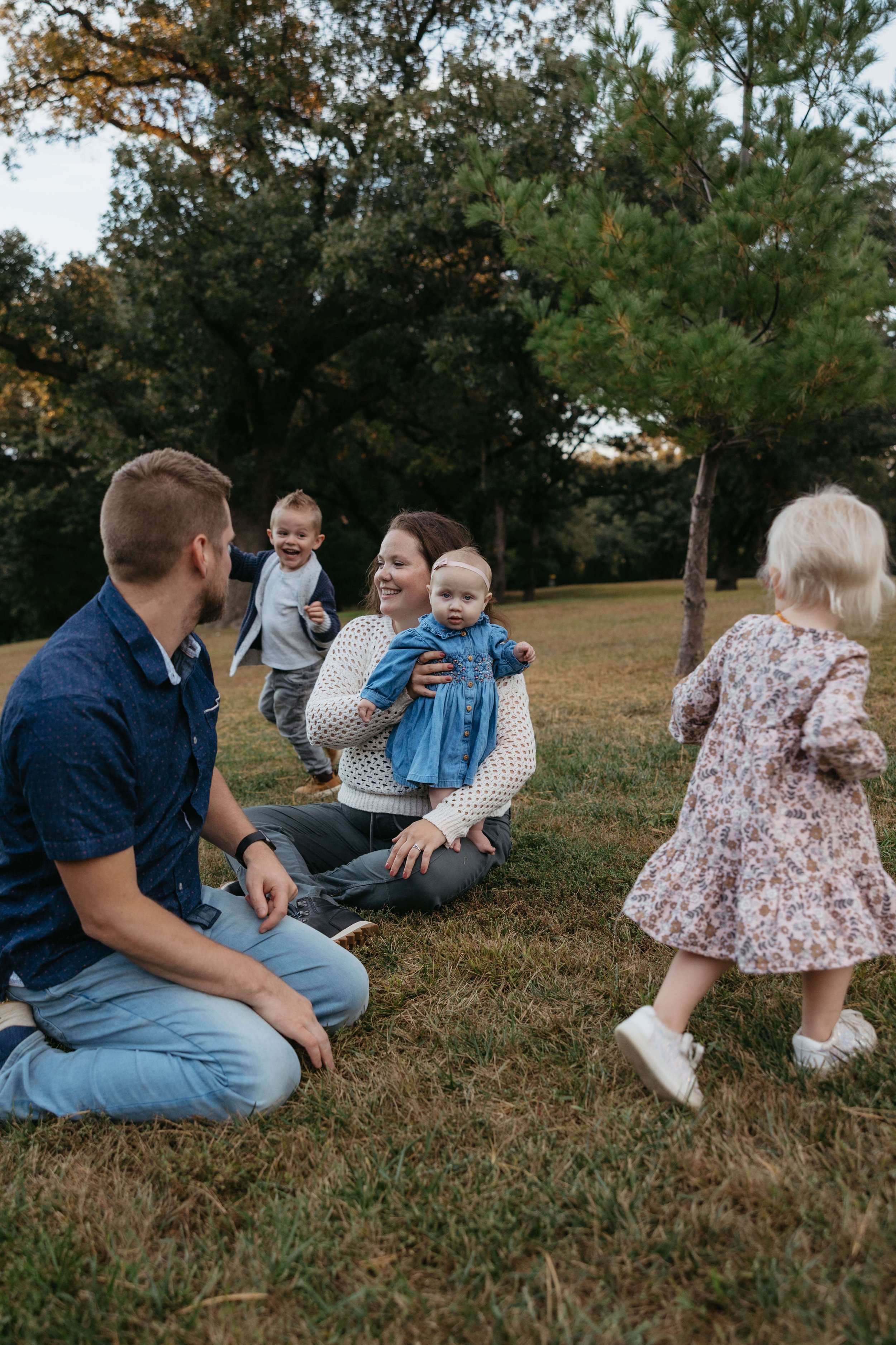Family of five during family pictures at Tuthill park in central Sioux Falls. Photographed by Jenna Heckel Photography.