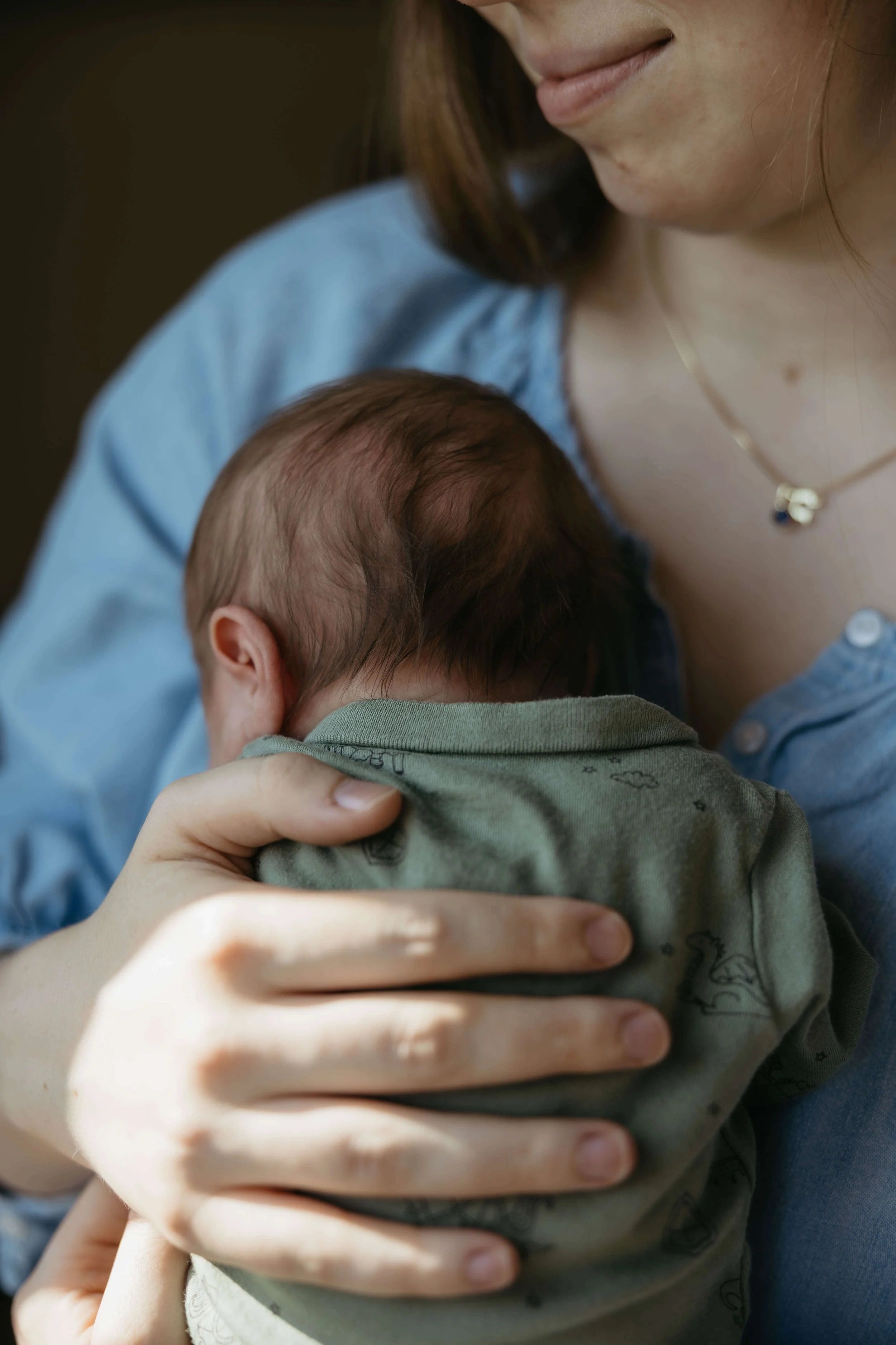 Lifestyle newborn baby at in home family newborn session near Sioux Falls, South Dakota. Photographed by Jenna Heckel Photography. 