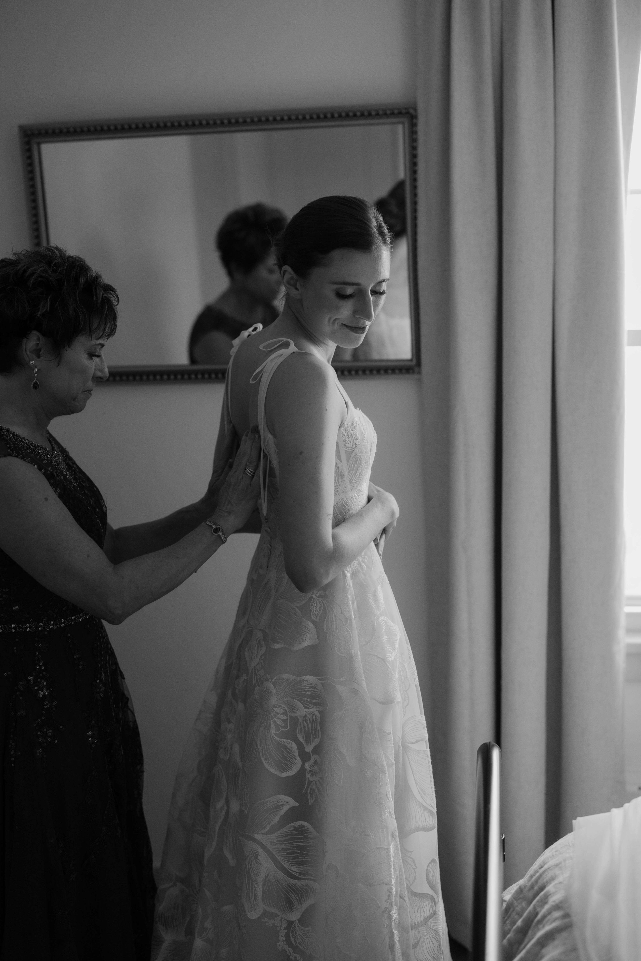A Sioux Falls bride getting ready for her wedding at McKennan park in Sioux Falls, photographed by Jenna Heckel Photography.