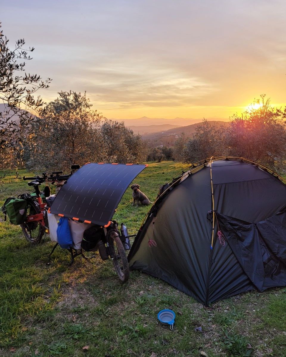 Shout out to Ralf for sending us these beautiful pictures of his solar-powered tour of Europe. gLeaf 160W with a center mount powering the adventure.

#nomadlifestyle #homeonwheels #gocamping #solarcamping #lightleafsolar #solarenergy #solarpowered #