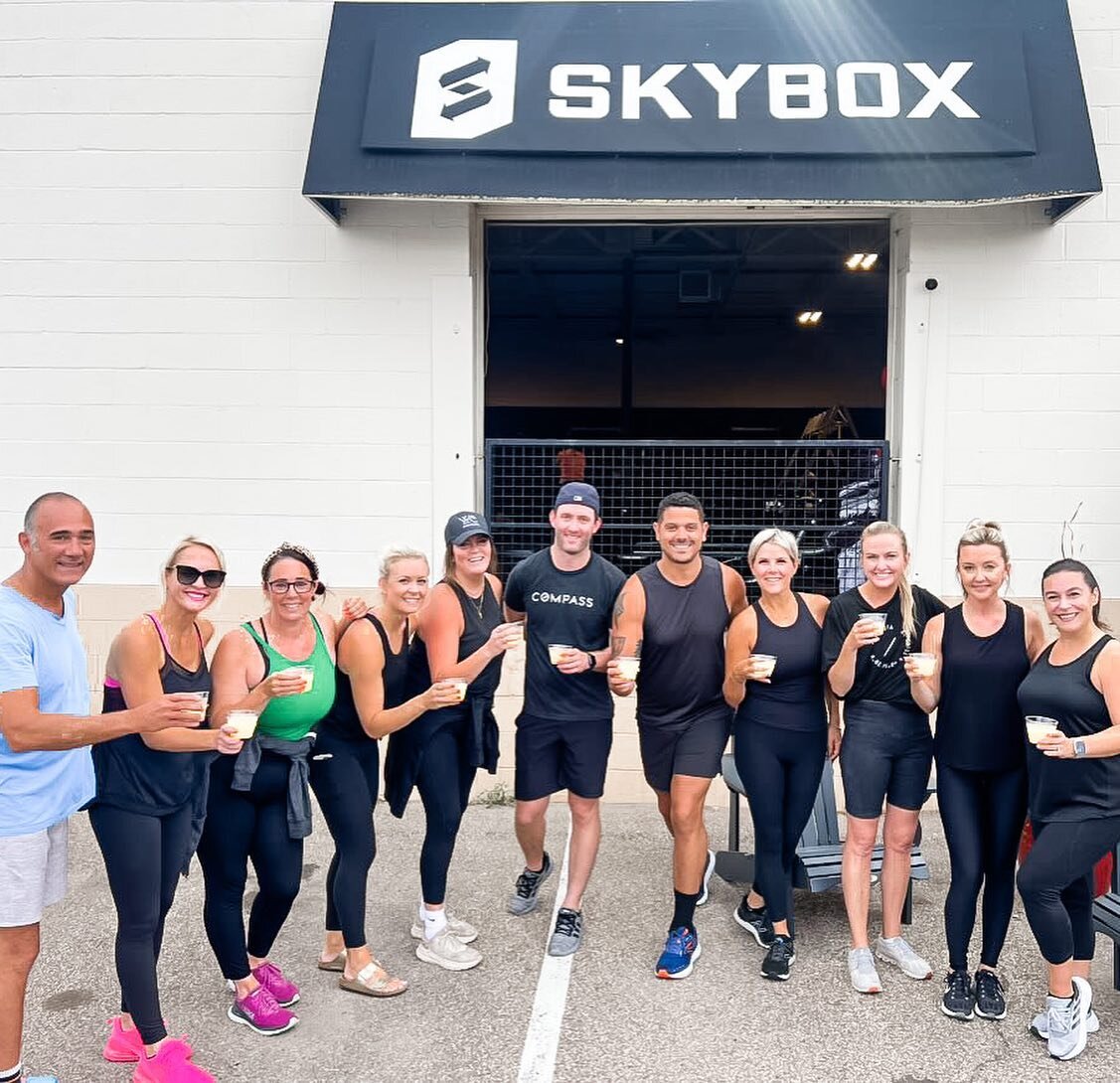 ✨ Taking time to train the mind, body and soul with my @compassminnesota crew and @skyboxgym 💪🏼

Thank you for a fantastic morning workout and time together 🖤 

#agentsofcompass #womenofcompass #minnesotarealtor #twincitiesrealtor #compassmn #comp
