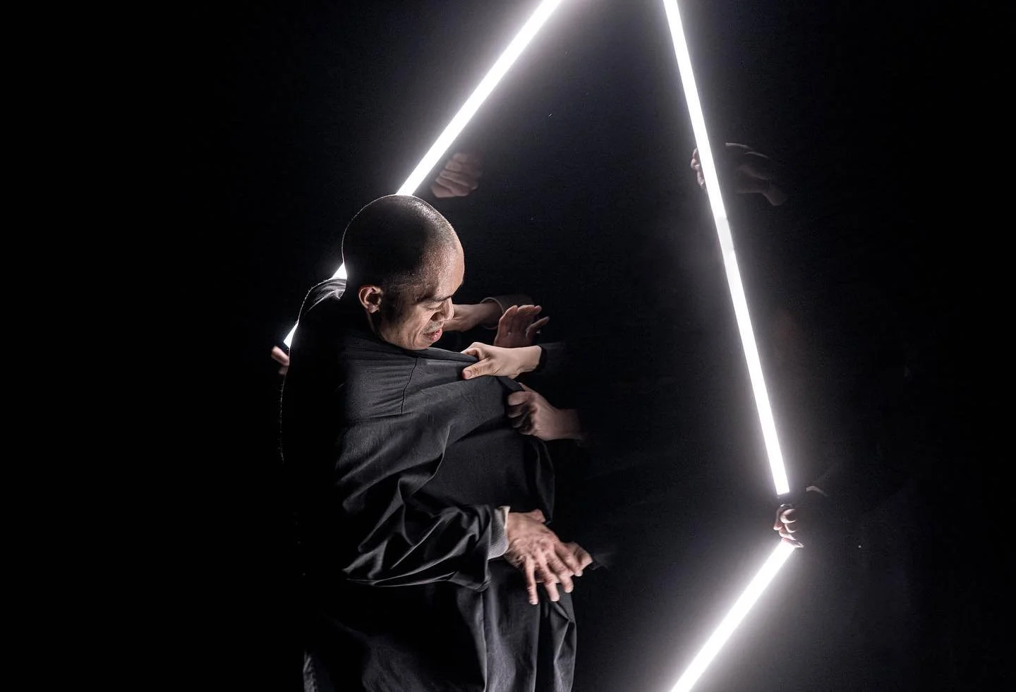 IN WIND OR DUST is inspired by the poems of Tibetan poet Kawa Niangji. This performance is a poetic course of images (re)enacting different poems in each scene. 

Production by Sk&aring;nes Dansteater @skanesdansteater 2024. 
Choreography: Danae &amp