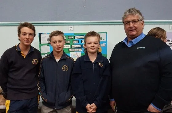 Maffra Broadening Horizons group tackles weeds in irrigation channels