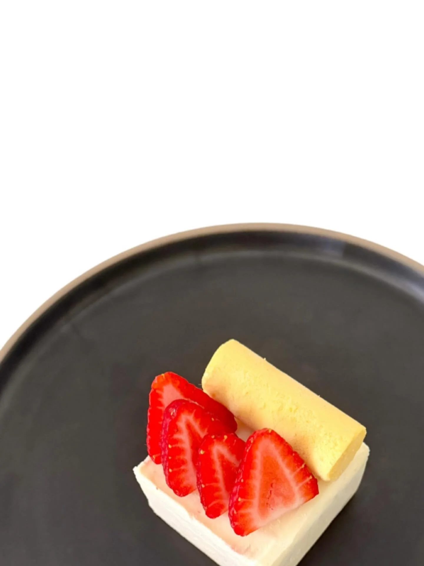November pop-up time! 

Time to lean into summer with light fruity flavours. This Mango &amp; Strawberry petit g&acirc;teau features a lush Japanese shortcake sponge, mango cr&eacute;meux, strawberry confit and vanilla cheesecake mousse to hold it al