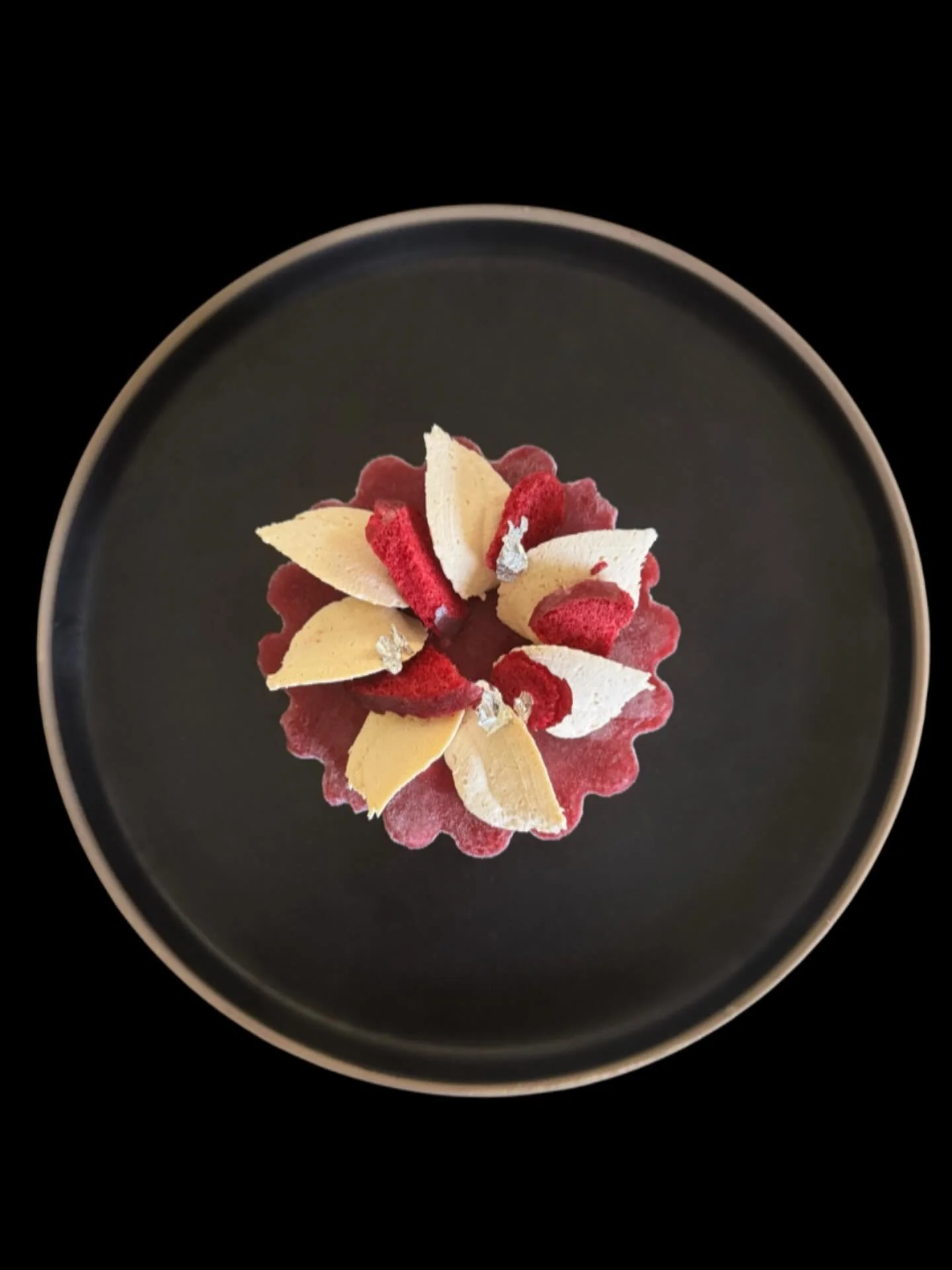 One more pop-up for 2025!

Leaning into the holiday vibes with this Gingerbread tart - it&rsquo;s spiced, sweet, tart and a little bit Christmas.

Sticky ginger cake, gingerbread bavarois, plum and port compote, Dulcey caramelised white chocolate cha