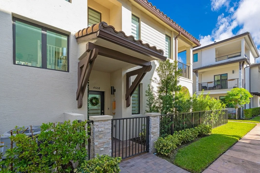 🏡 JUST LISTED at Urbana at Downtown Doral!
Beautiful 3BD / 3.5BA corner townhouse &mdash; modern, bright, and move-in ready!

📍 4608 NW 83rd Pkwy, Doral, FL 33166
💰 Asking: $880,000
💼 Commission: 2.5%

📞 Sacha Roude
📲 786-493-2218
📧 SR@TheLabr