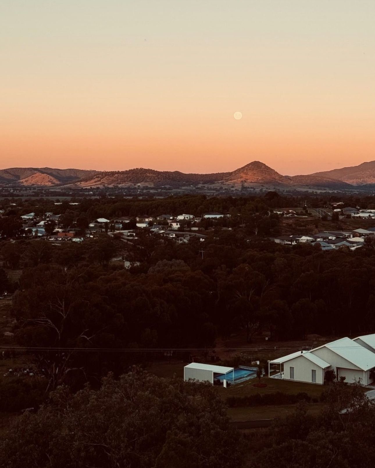The sun setting on a huge week for the Bliss team, and this stunning full moon rising over @thealbens 🌕 With all 70+ properties booked out for the Anzac Day &ldquo;long&rdquo; weekend, it was a fabulous time to be in Mudgee&hellip;