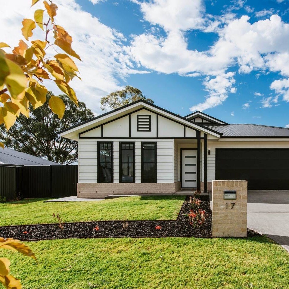 SPOTLIGHT | Logan House 🏠 Luxe retreat meets country living in this four-bed, two-bath Mudgee home 😍 Just a few minutes&rsquo; drive from town, soak up relaxed vibes in the open-plan living area, cook up a storm in the chef&rsquo;s kitchen, dine in