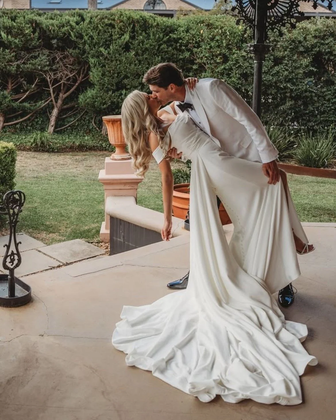 Wedding bliss 💍✨ A moment for these adorable newlyweds who captured their &lsquo;first look&rsquo; memories at luxe Bliss home, Lauralla 🥂 Just when we thought this stay couldn&rsquo;t get any dreamier! 😍
 
📷 @puzzleman_productions 
 
 
 
 
 
 
 