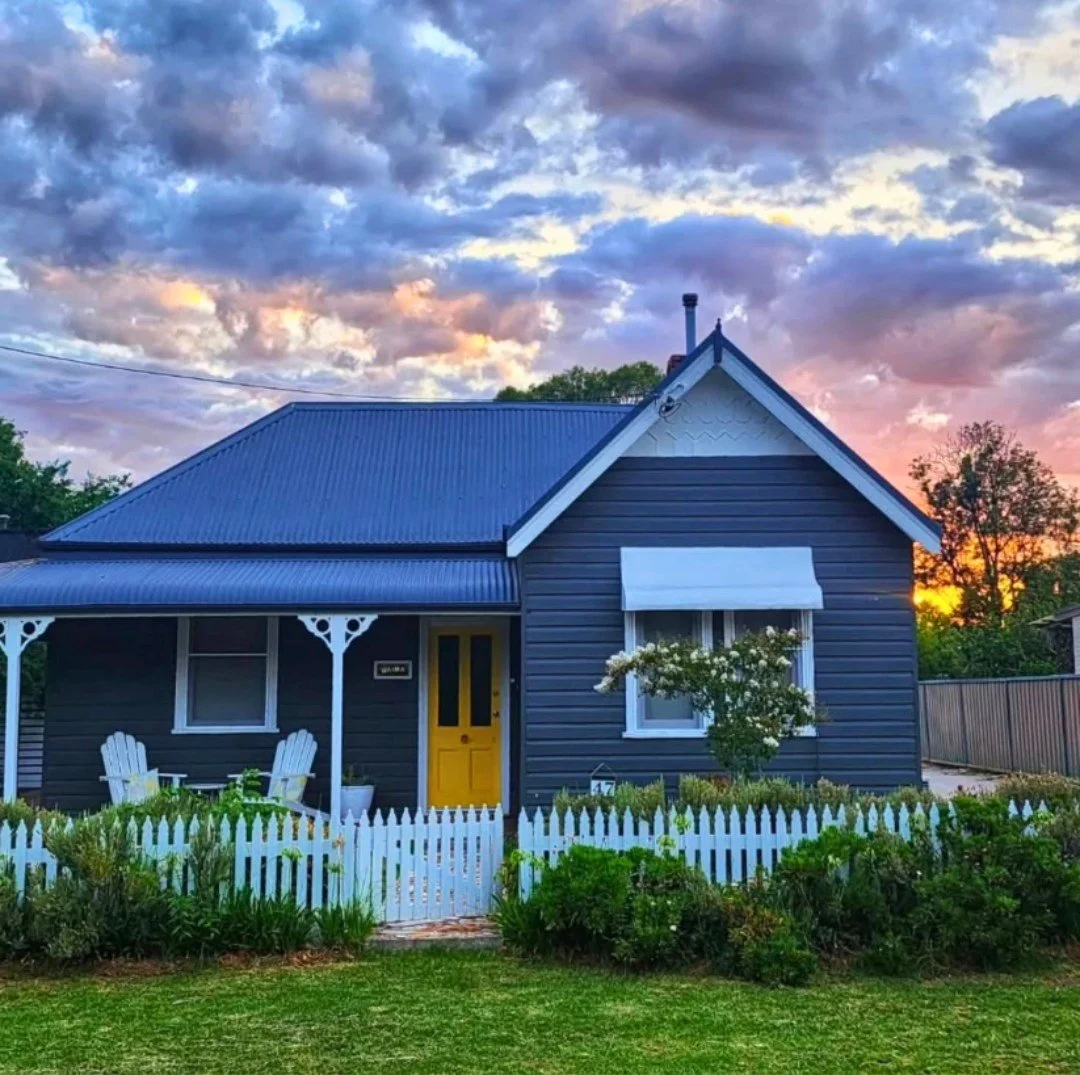 Sunsets that&rsquo;ll stop you in your tracks - that&rsquo;s Mudgee for you 😉🌇 This pretty picture of our Bliss property Waima was captured by local @meanwhileinmudgee &amp; it&rsquo;s simply golden ✨