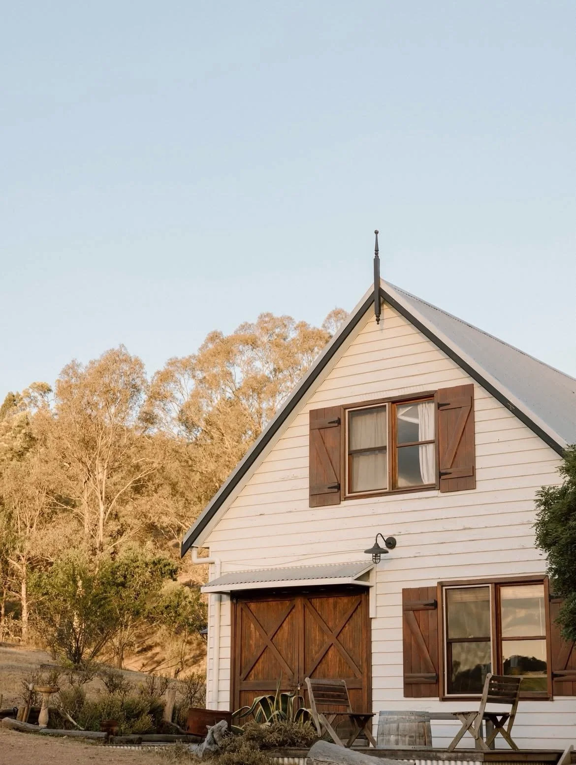 Summer stays that look like this 😍☀️ Featuring sunsets over the homestead, starry skies that take your breath away &amp; letting your city pup play farm dog for a weekend 😉🐶 
 
🏡 @river_ranch_mudgee
 
📷 @capturedbyba_