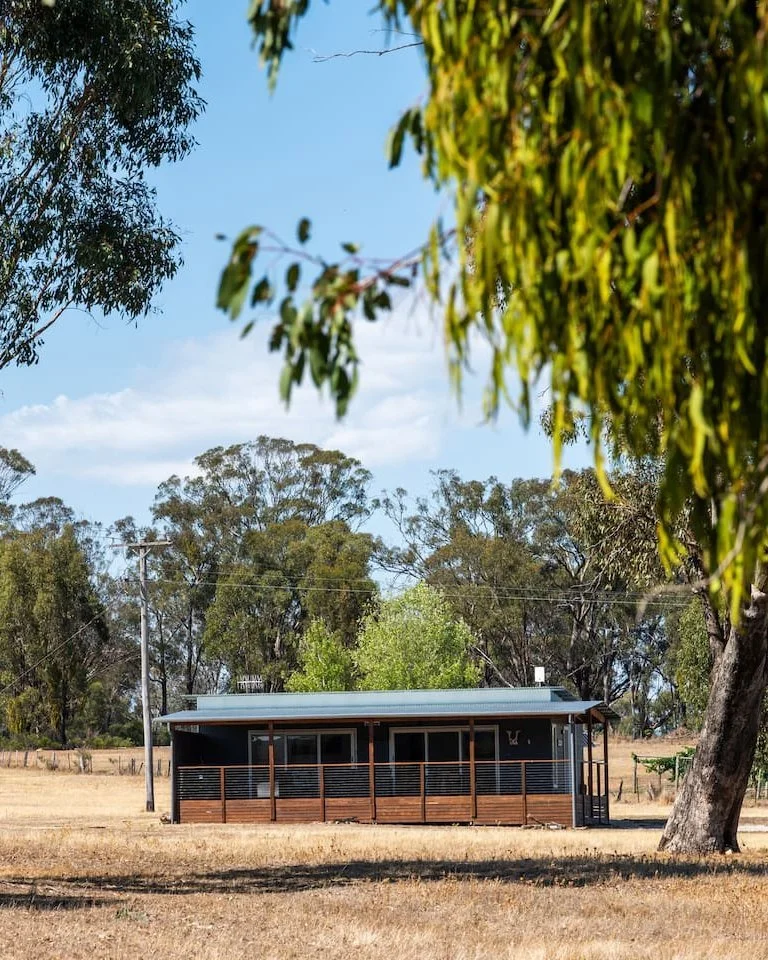 PROPERTY SPOTLIGHT | Silver Oak 🍃🍷
 
Surrounded by sprawling vineyards &amp; Mudgee serenity, you&rsquo;ll find Silver Oak - one of our newest stays, where you can watch the seasons change in real time 🍂🌞
 
From the outdoor deck &amp; dining area