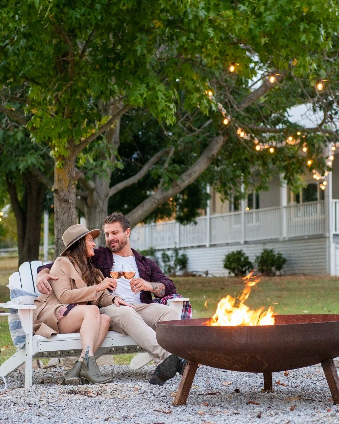 Autumn in Mudgee never looked so good 😍 Cosy up by the fire at our Bonnie View stay, grab a glass of local wine &amp; watch the sunset across the Mudgee hills ☀️🍷 With scenes like these, there&rsquo;s no better place to escape to&hellip;
 
🏡 @bonn