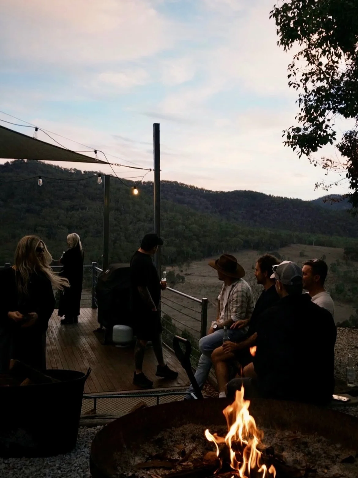 Fireside hangs with the crew? Count us in 🙌🔥 Shout out to the fab @brittney_saunders for these snaps from our gorgeous River Stone stay. This home is the ideal place to bask in the Mudgee countryside - it&rsquo;s also one of our favourite Bliss bac