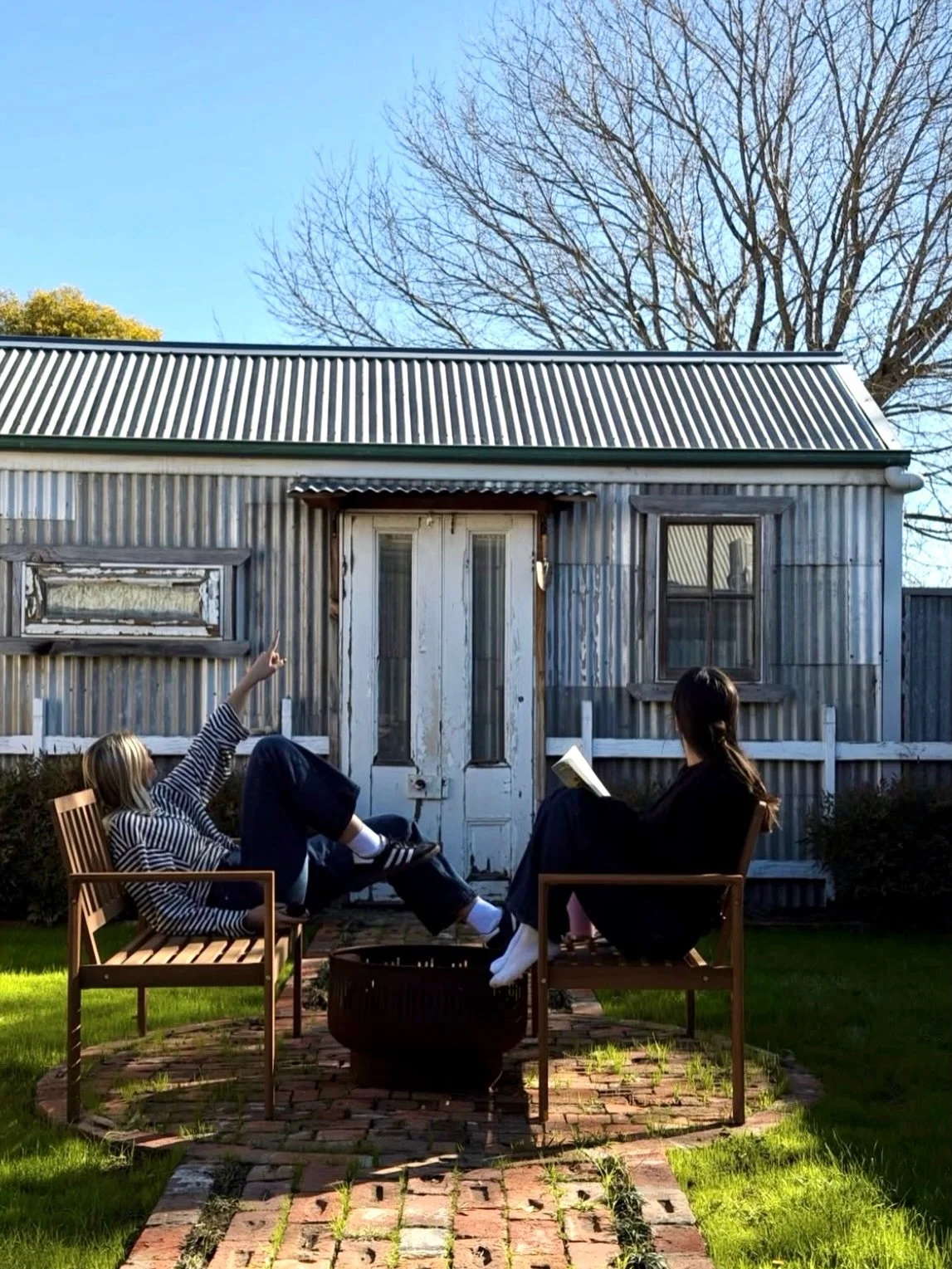 Fire pits, late blooms &amp; memories with family &amp; fur babies 💗 It&rsquo;s all good vibes at Bliss Stays &amp; our guests have the receipts to prove it 😉 👉
 
🏡 Percy&rsquo;s Cottage +  Airdrie + Kareela Cottage + Frantoio Cottage
 
📷 @eden_