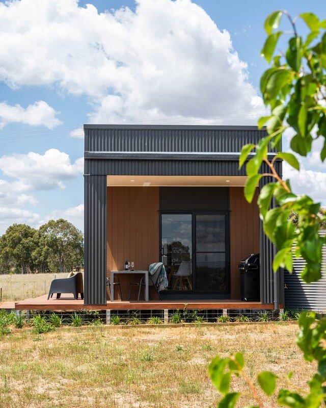 PROPERTY SPOTLIGHT | Sevillano 🏡
 
Calling all couples &amp; besties looking for a two-person retreat - this designer cottage is what you&rsquo;ve been waiting for 😉 
 
Slow down on this working olive grove, a short drive from town &amp; wineries, 
