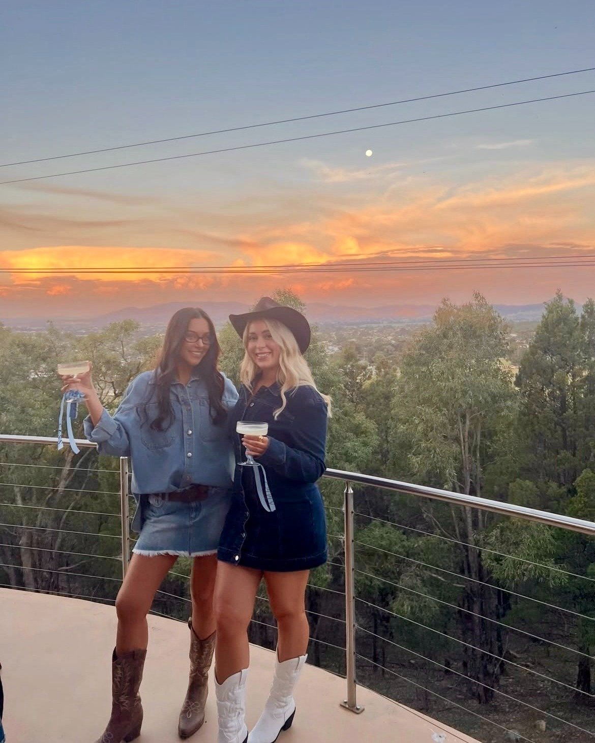 Bliss knows how to host a hen&rsquo;s party 😉🤠 Tyalla Lodge is the *perfect* setting for a girls&rsquo; weekend away, featuring matching outfits, bridal party celebrations &amp; (of course!!) Shania Twain on the speakers 🙌🥂 Book your next milesto