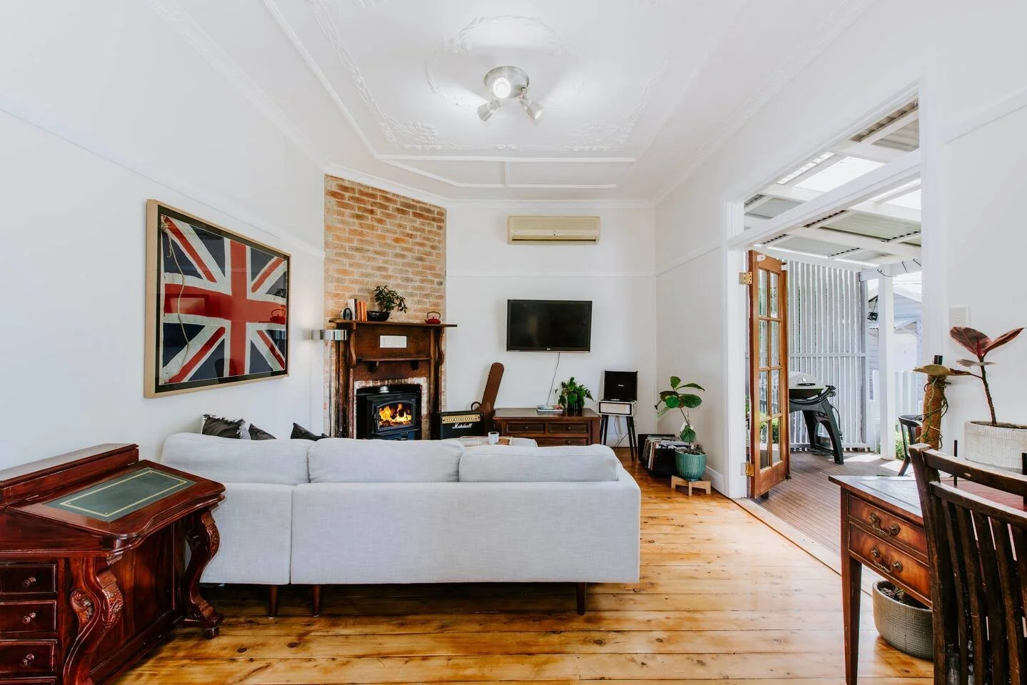 The Birdhouse fireplace Mudgee Cottage Accommodation