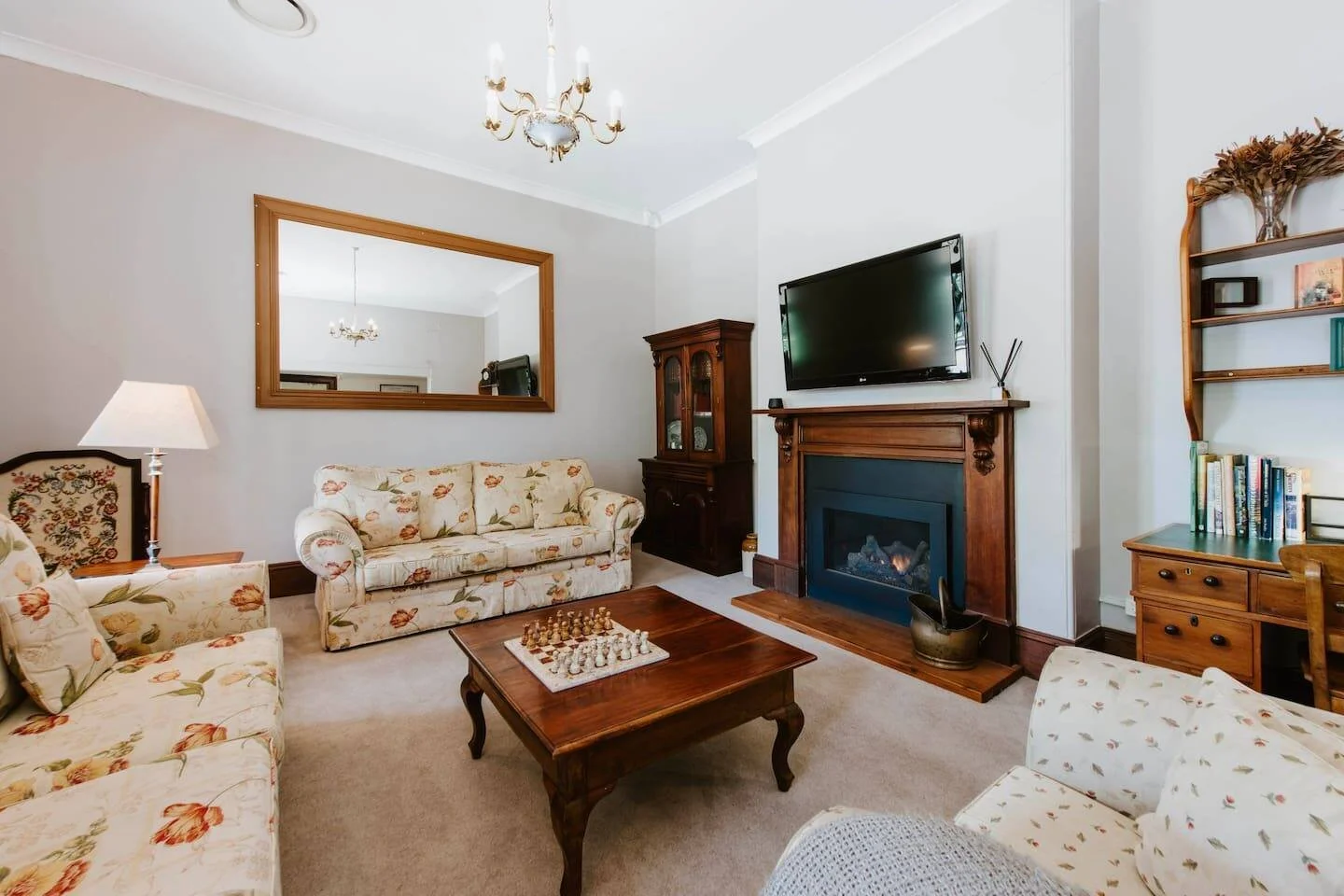 Cawarra on the Park fireplace Mudgee accommodation