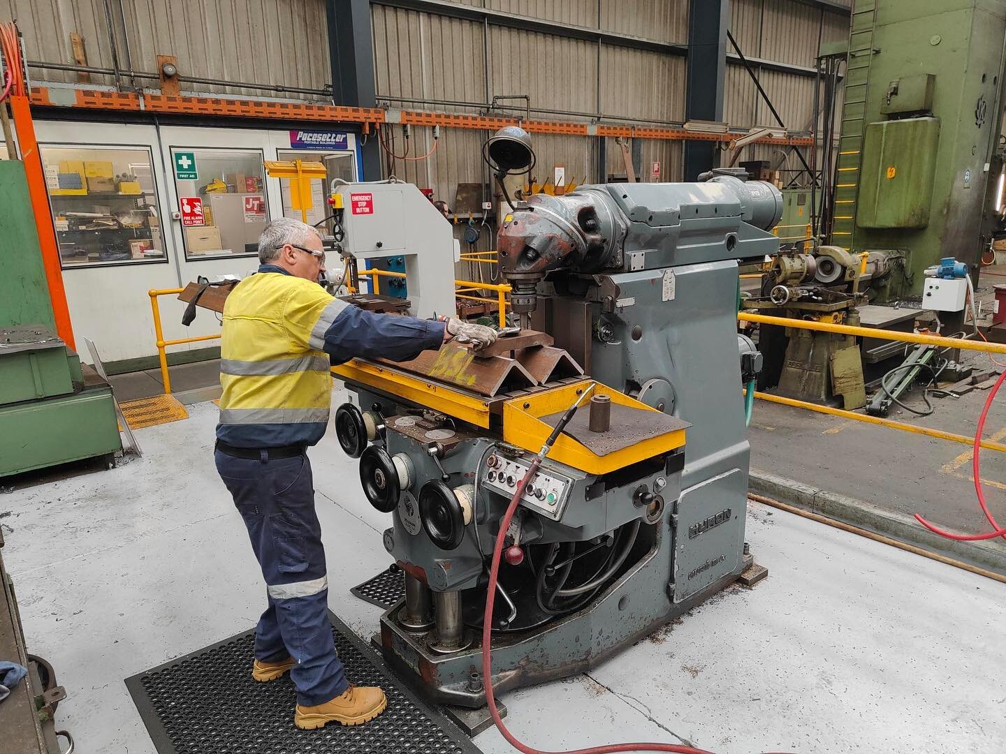 Paul setting up the HURON to take some chunky cuts!

JTE Est 1934.
Australian Engineering at its best. #machineshop 
#engineeringworkshop #melbourne #australia #millingmachine #lathe #cnc #cncmachining #welding #machinerestoration #submergedarcweldin