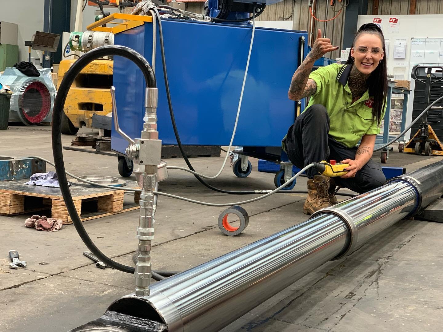 Coryn chucks a 🤙 on the final 3000psi pressure test of this twin stage hydraulic cylinder refurbishment. 
One Stop Shop!

JTE Est 1934.
Australian Engineering at its best. #machineshop 
#engineeringworkshop #melbourne #australia #millingmachine #lat