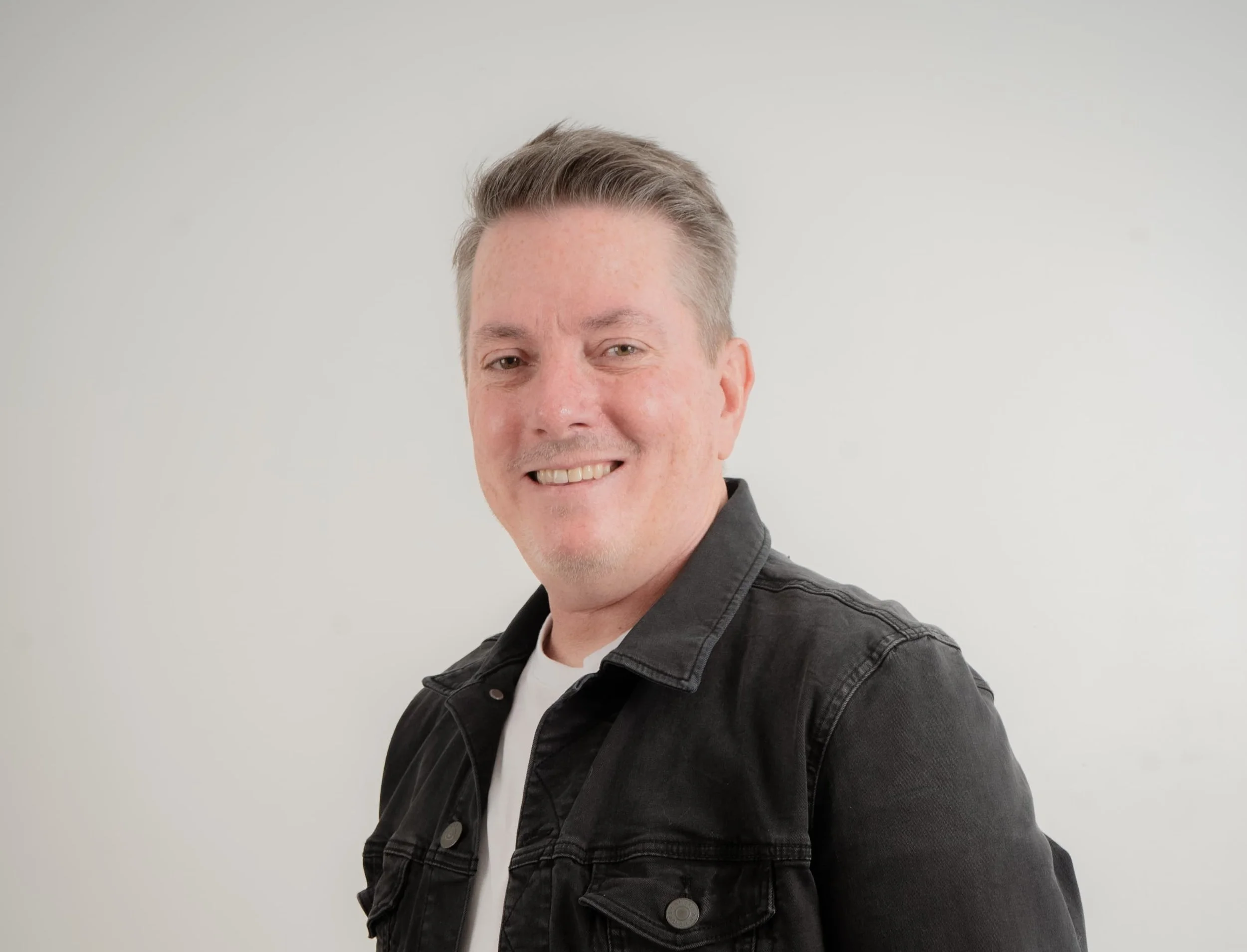 Jeffrey is a christian counselor in San Antonio TX that offer couple's therapy and anxiety therapy for individuals of all ages. He is wearing a black jean jacket and white shirt.