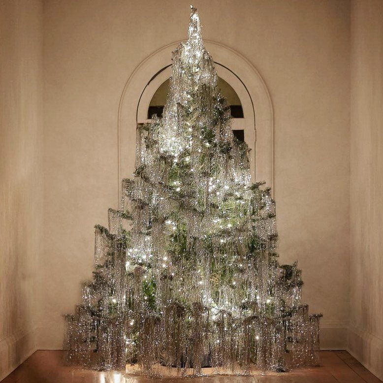 Merry Merry!

Love this stunning tree from @lune1860. Wishing you and yours a most happy holidays.