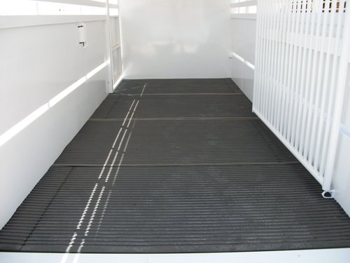 Smooth rubber floor with mats