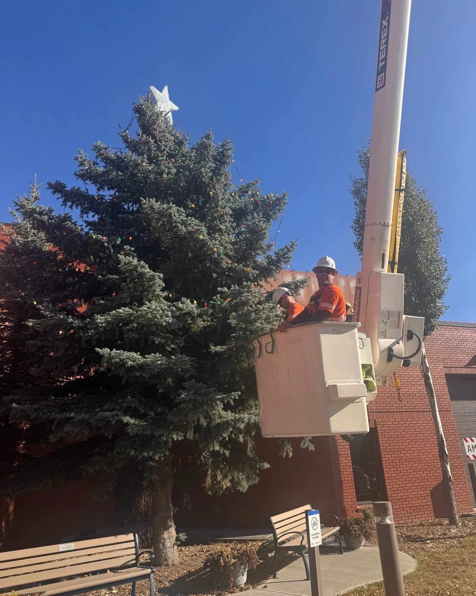 We are gearing up for our Points of Light Celebration! 

A huge thank you to @fortisalberta for coming to the hospital and setting up all the lights and the huge star! We can&rsquo;t wait to see the hospital shine throughout this season; it&rsquo;s g